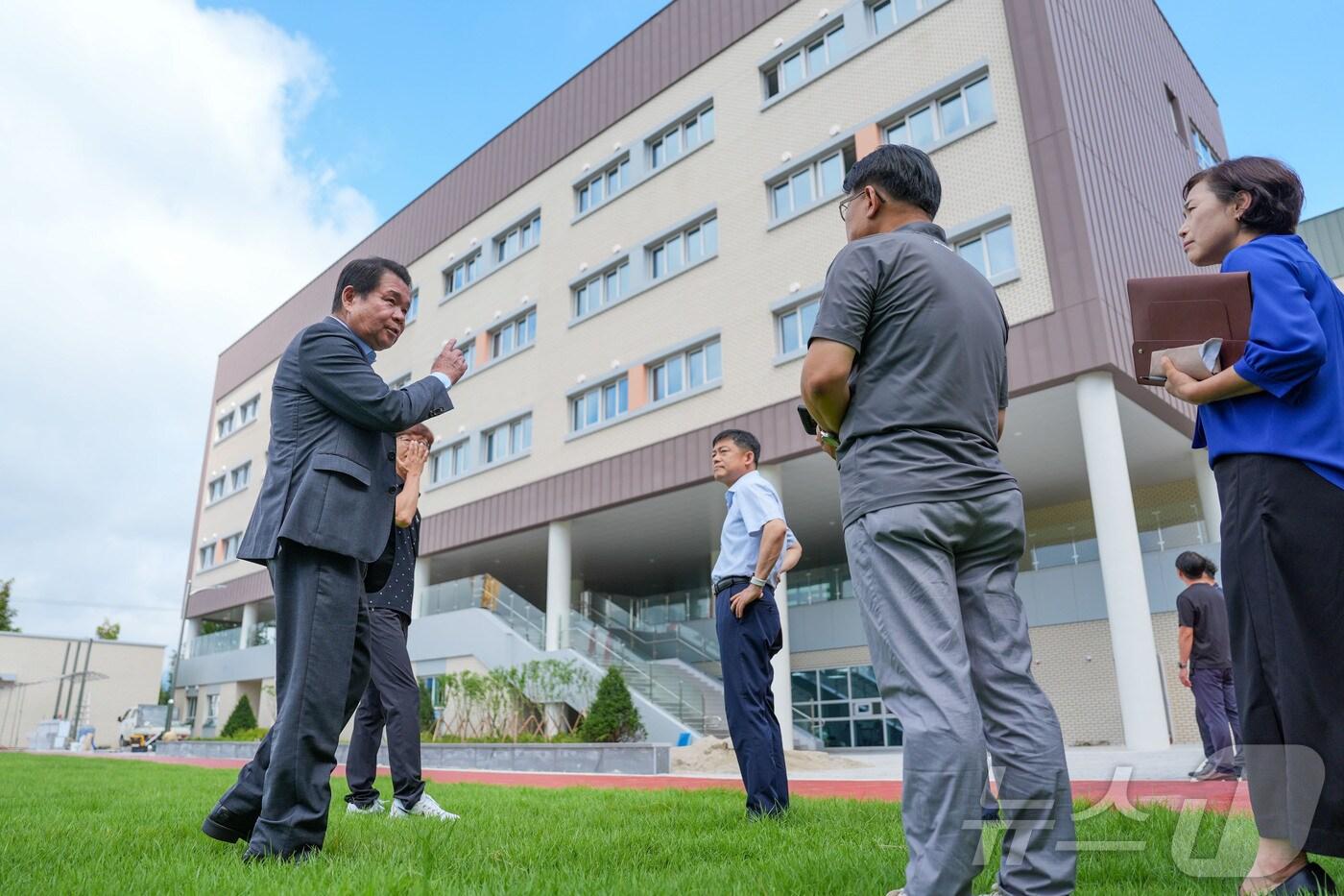 본문 이미지 - 신경호 강원도교육감이 춘천 우두동 신동초 개교 상황을 점검하고 있다.(강원도교육청 제공)