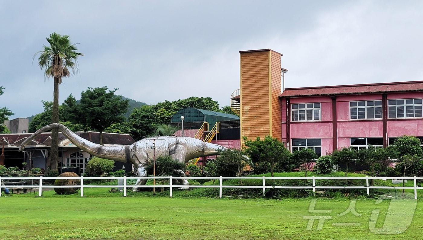 2022년부터 무단 점유 중인 서귀포시 하천초. 2024.8.1/뉴스1