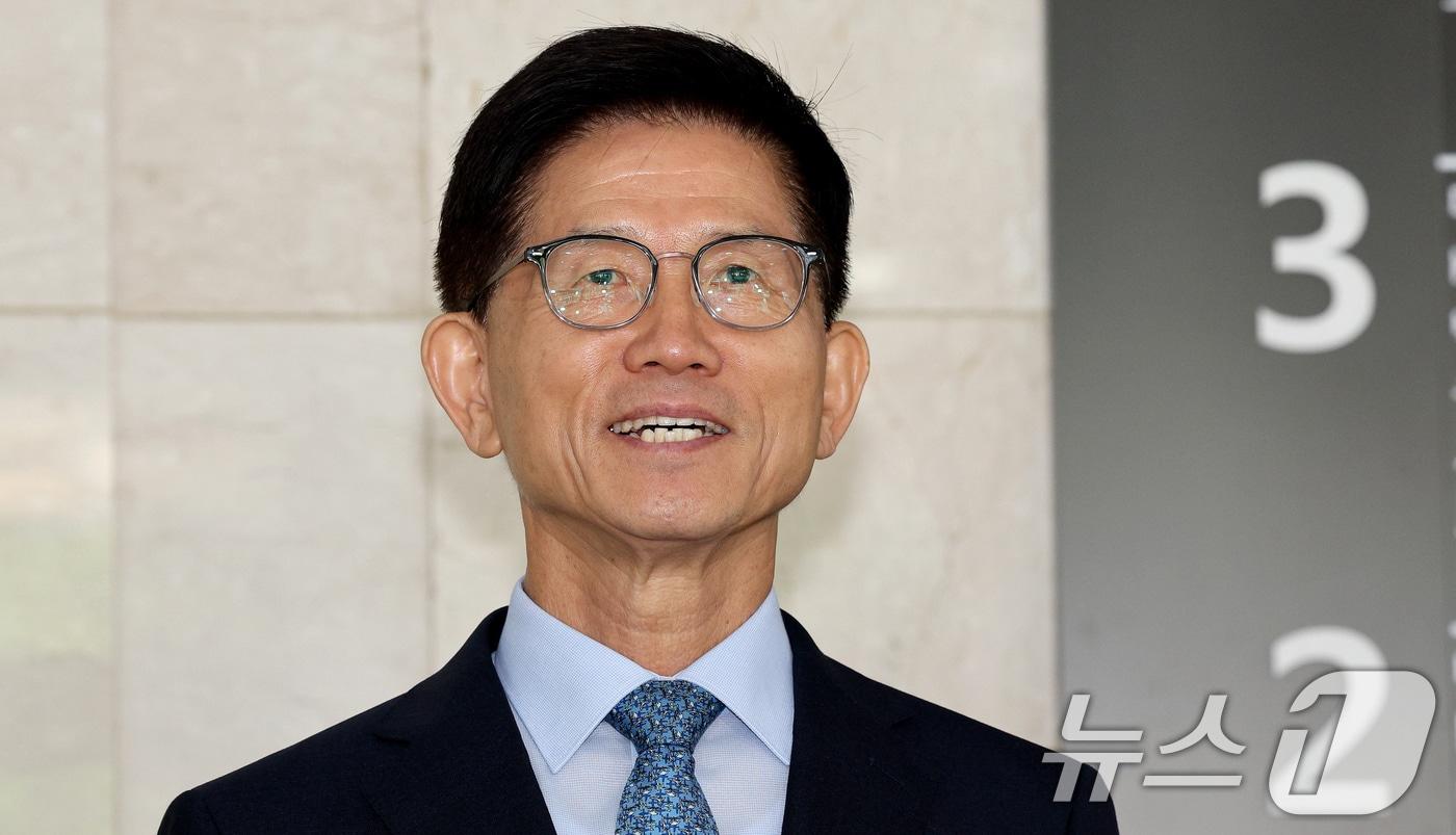 본문 이미지 - 김문수 고용노동부 장관 후보자가 1일 오전 서울 강남구 고용노동부 서울강남노동지청에 마련된 사무실로 출근하며 취재진 질문에 답변하고 있다. 2024.8.1/뉴스1 ⓒ News1 장수영 기자