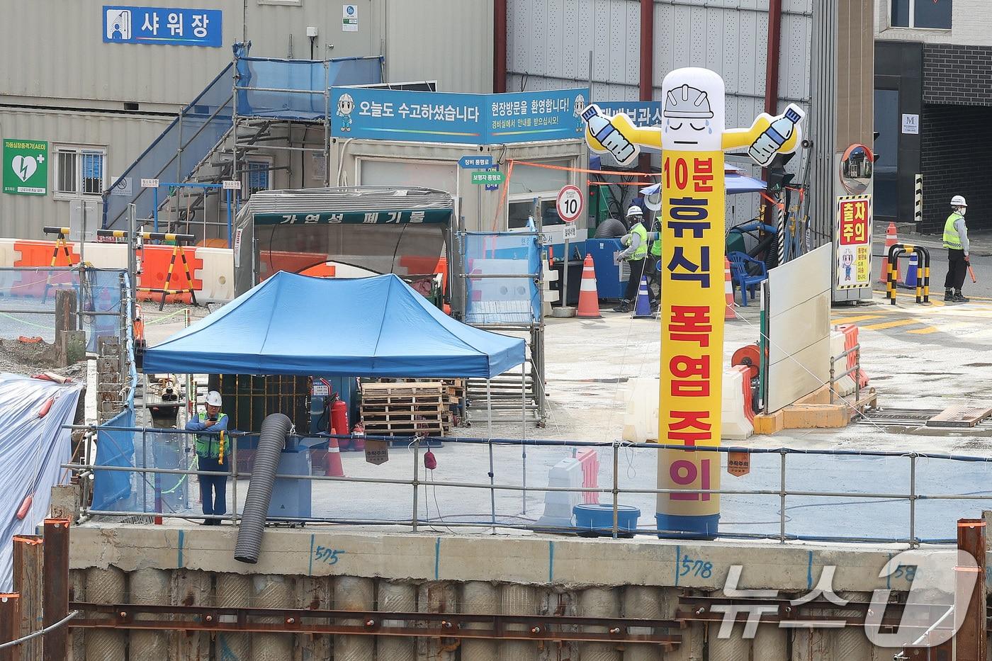 본문 이미지 - 서울의 한 공사 현장. 2024.8.1/뉴스1 ⓒ News1 신웅수 기자