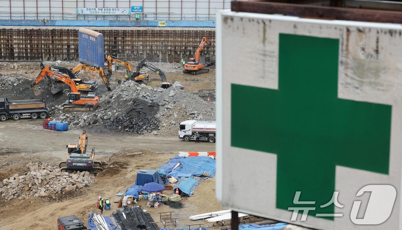 서울의 한 공사 현장에서 관계자들이 땡볕 아래 근무를 하고 있다. /뉴스1 ⓒ News1 신웅수 기자