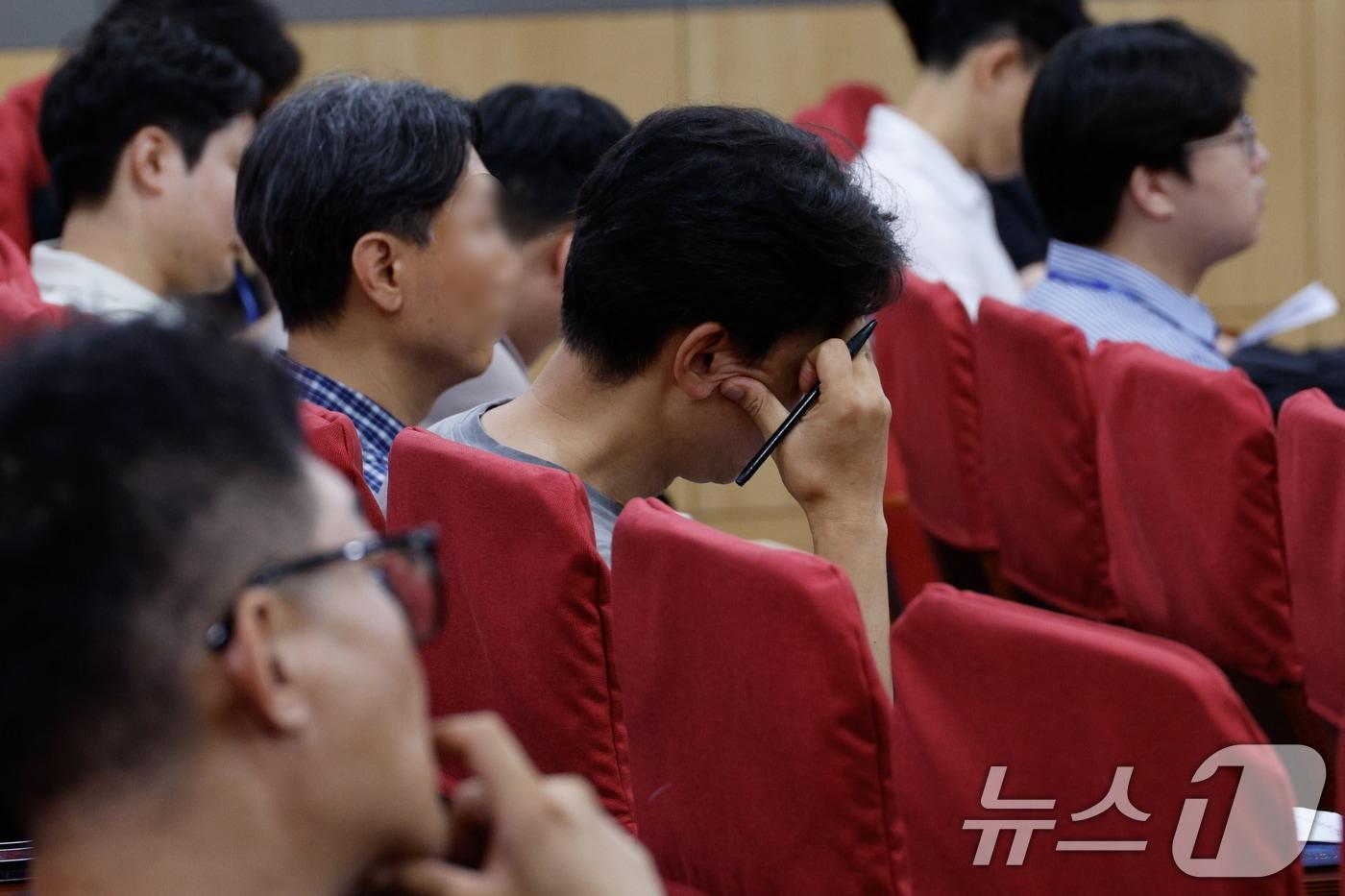 본문 이미지 - 1일 오후 서울 여의도 국회의원회관에서 열린 티몬·위메프(티메프) 사태 소상공인 피해 대책 간담회에서 참석자들이 이언주 더불어민주당 인사말을 듣고 있다. 2024.8.1 ⓒ 뉴스1 안은나 기자