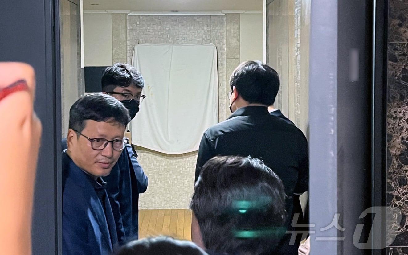 본문 이미지 - 구영배 큐텐그룹 대표가 1일 오후 검찰의 자택 압수수색 협조를 위해 검찰 관계자들과 함께 자택으로 들어가고 있다. 2024.8.1/뉴스1 ⓒ News1 김민재 기자