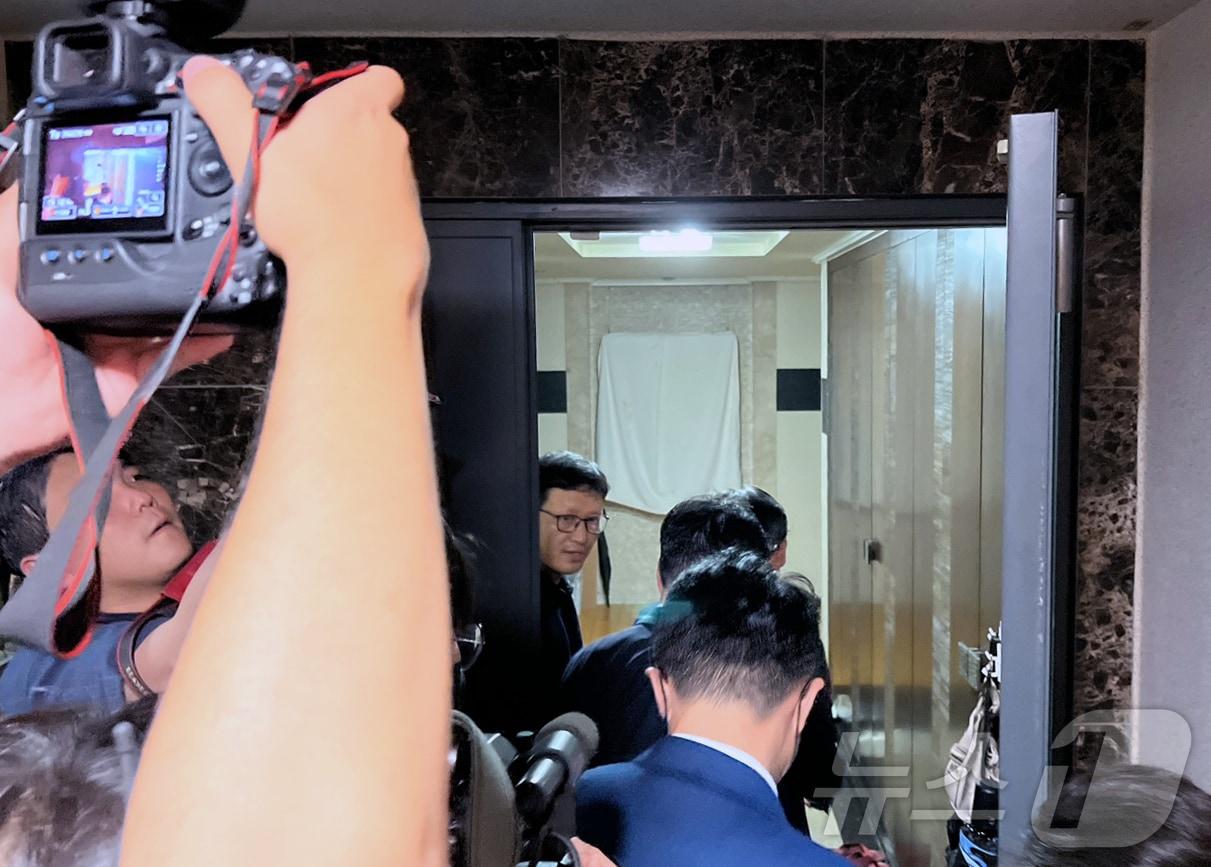 본문 이미지 - 구영배 큐텐그룹 대표가 지난 1일 오후 검찰의 자택 압수수색 협조를 위해 검찰 관계자들과 함께 자택으로 들어가고 있다. 서울중앙지검 전담수사팀(팀장 이준동 반부패수사1부장)은 오늘(1일) 오전부터 구영배 대표의 자택과 사무실, 서울 강남의 티몬과 위메프 본사 등에 대한 압수수색을 진행했다./뉴스1 ⓒ News1 김민재 기자