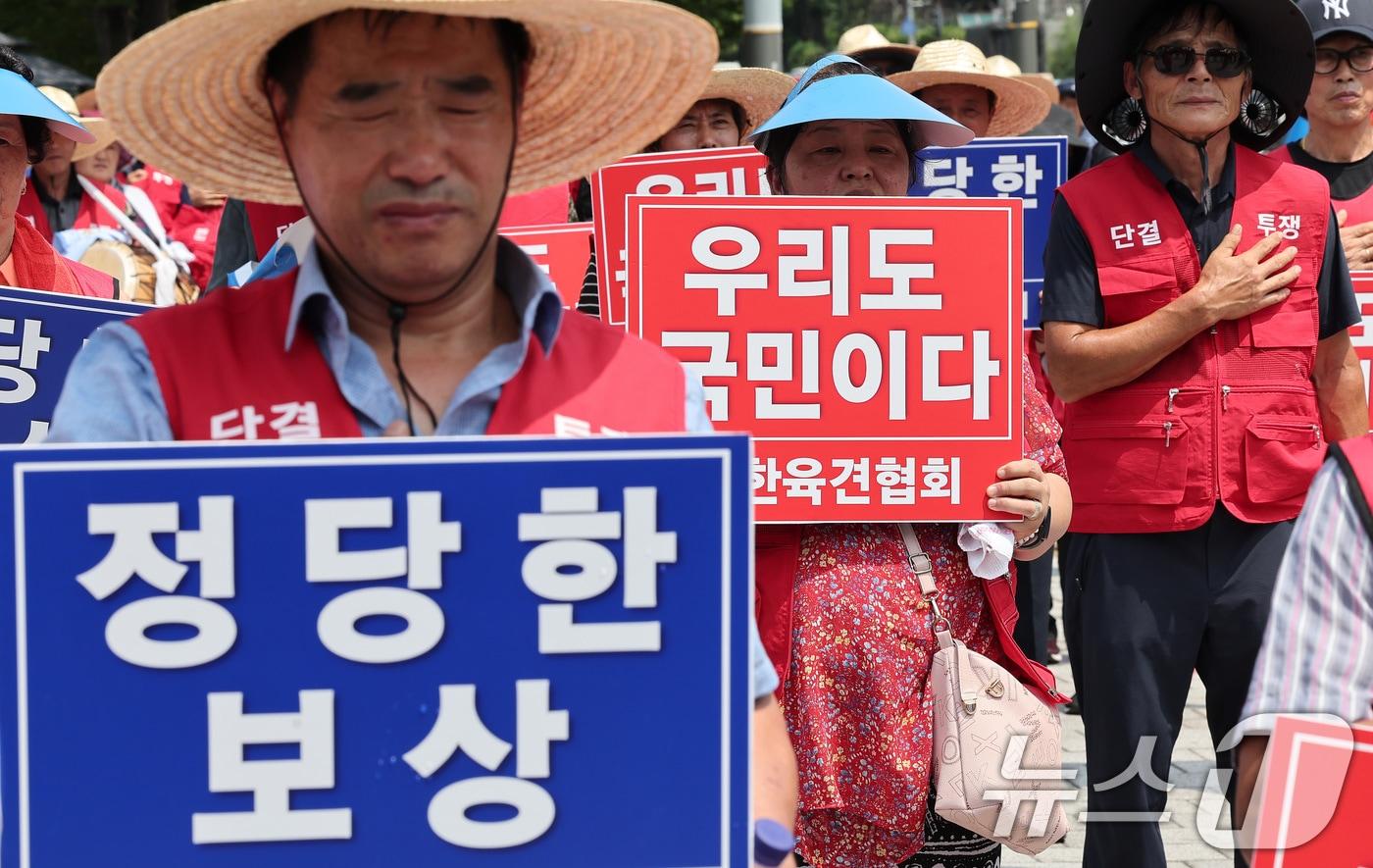본문 이미지 - 대한육견협회 회원들이 1일 오후 서울 용산구 전쟁기념관 앞에서 열린 개식용 금지법 관련 정부 지원 대책 마련 촉구 집회에서 손피켓을 들고 있다. 2024.8.1/뉴스1 ⓒ News1 김성진 기자