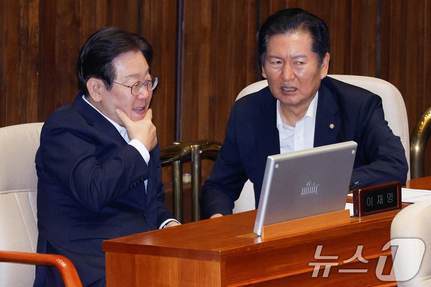 본문 이미지 - 이재명 더불어민주당 의원(왼쪽)과 정청래 의원. 2024.8.1/뉴스1 ⓒ News1 안은나 기자