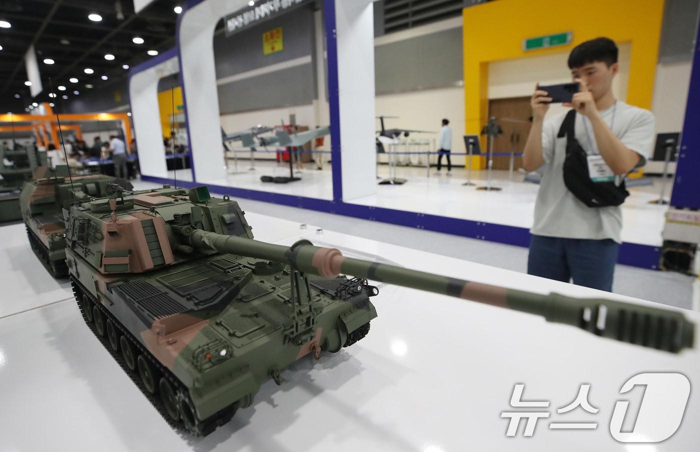 본문 이미지 - 제8회 국방과학기술 대제전에 전시된 K-9자주포 모형. 2024.8.1 ⓒ 뉴스1 임세영 기자