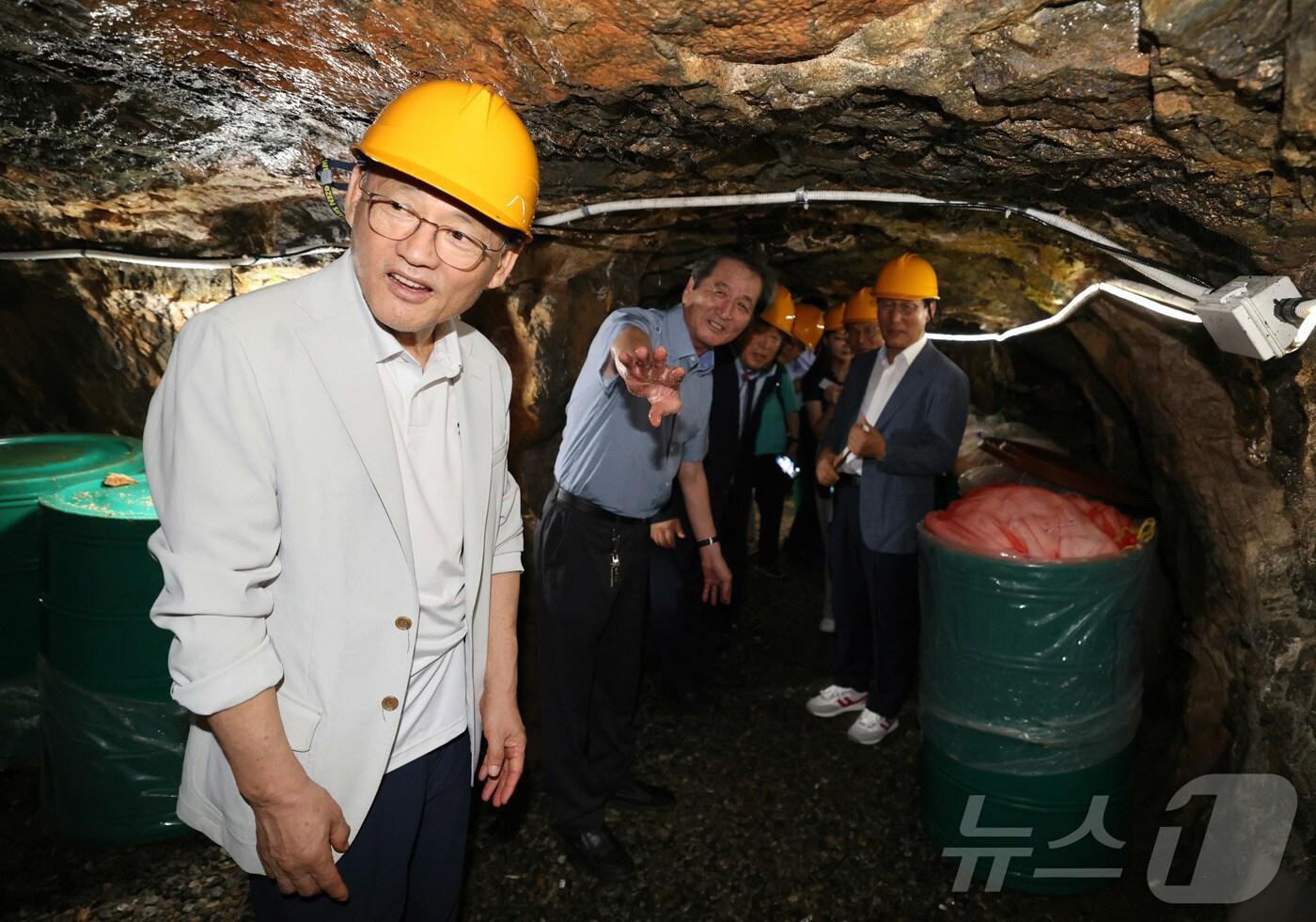 유인촌 문화체육관광부 장관이 1일 '로컬100 보러 로컬로 가요!' 여덟번째 캠페인으로 충남 홍성군을 찾아 광천독배마을의 한 새우젓 토굴을 둘러보고 있다. (문체부 제공) 2024.8.1/뉴스1