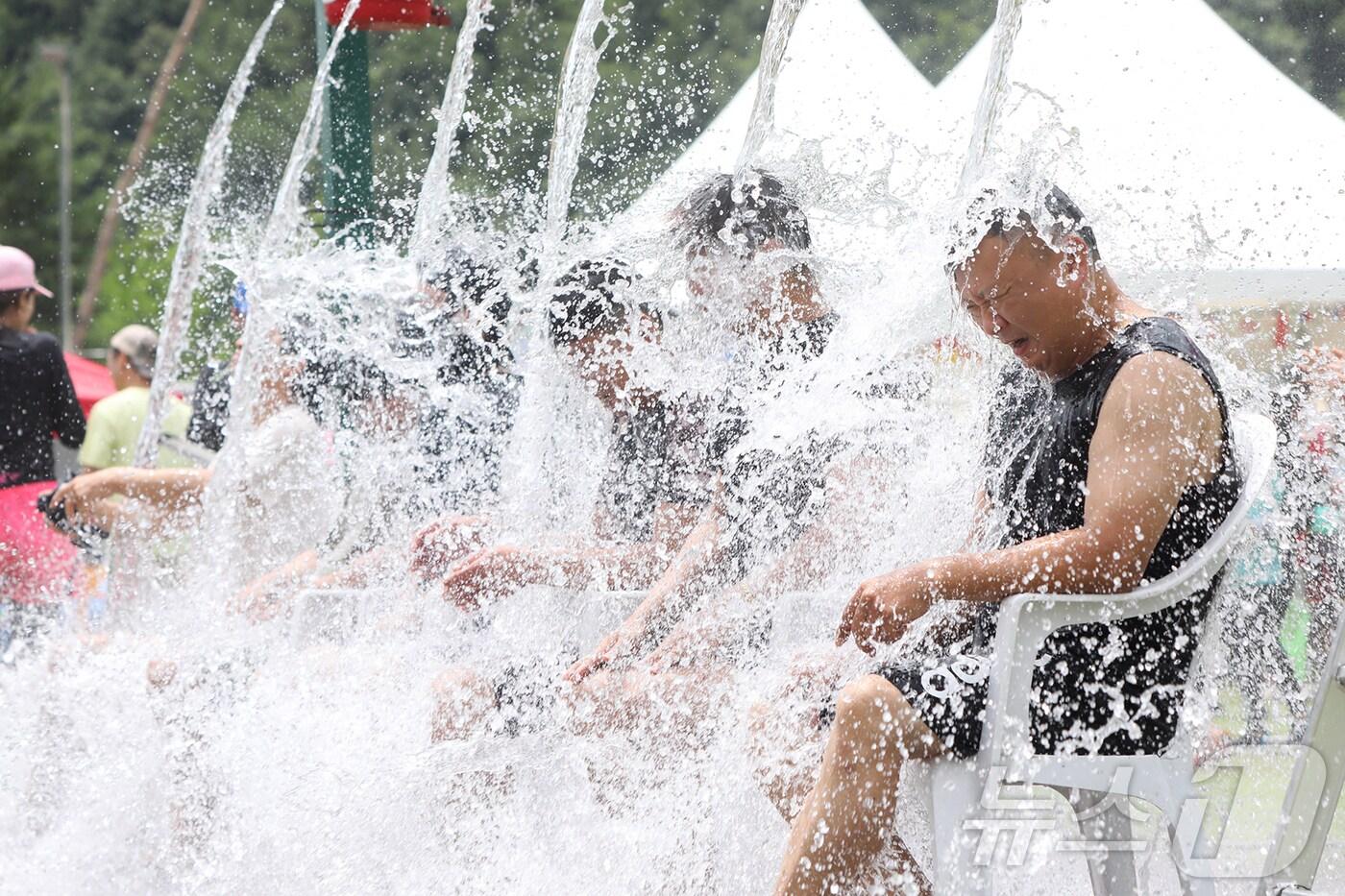 1일 오후 강원도 평창군 대화면 땀띠공원 일원에서 열린 ‘2024년 평창더위사냥축제’를 찾은 피서객들이 물양동이 냉천수 폭포를 맞으며 무더위를 식히고 있다. (평창군 제공) 2024.8.1/뉴스1