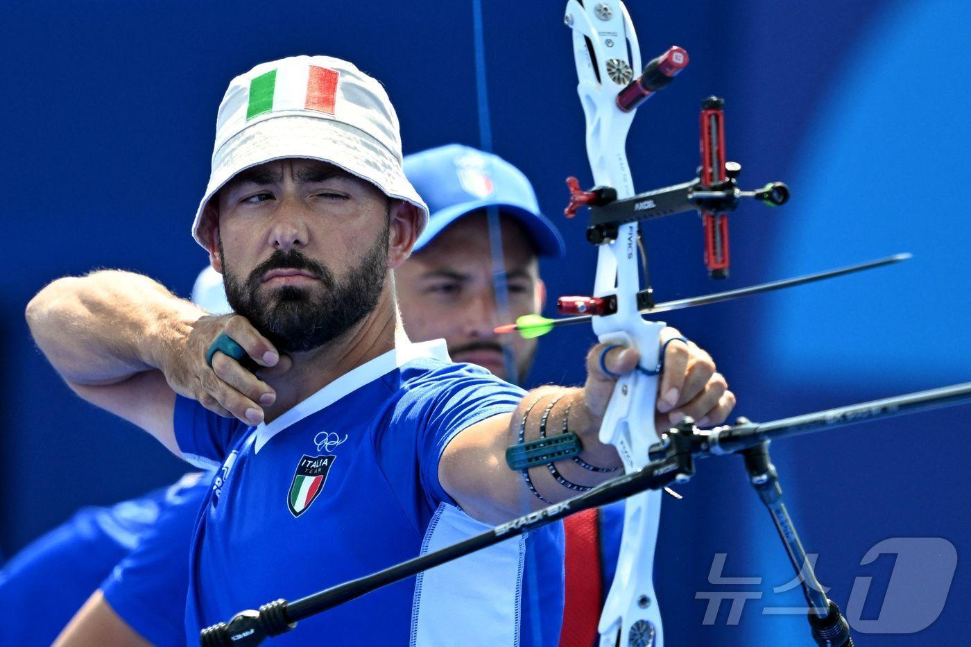 이탈리아의 마우로 네스폴리가 2024년 7월29일 파리의 에스플라나드 데 앵발리드에서 열린 파리 2024 올림픽 양궁 남자 단체 8강전에서 활을 쏘고 있다. ⓒ AFP=뉴스1 ⓒ News1 김지현 기자