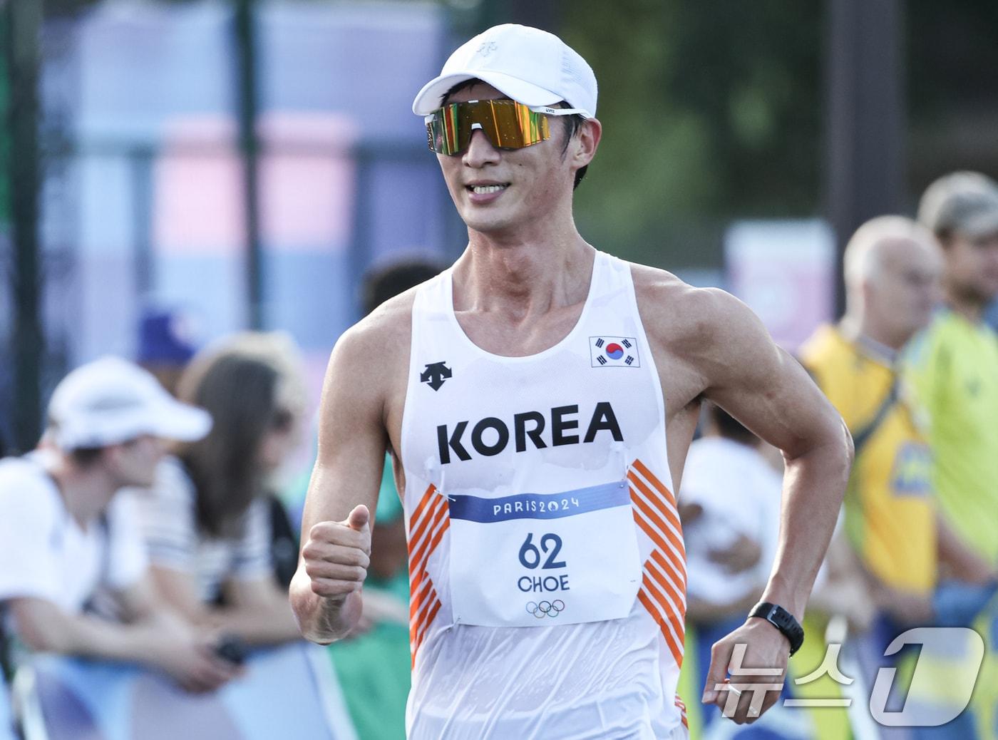 본문 이미지 - 대한민국 육상대표팀 최병광 선수가 1일 오후(한국시간) 프랑스 파리 에펠탑 앞 트로카데로에서 진행된 2024 파리올림픽 남자 경보 20km 결승에서 힘차게 달리고 있다. 2024.8.1/뉴스1 ⓒ News1 박정호 기자