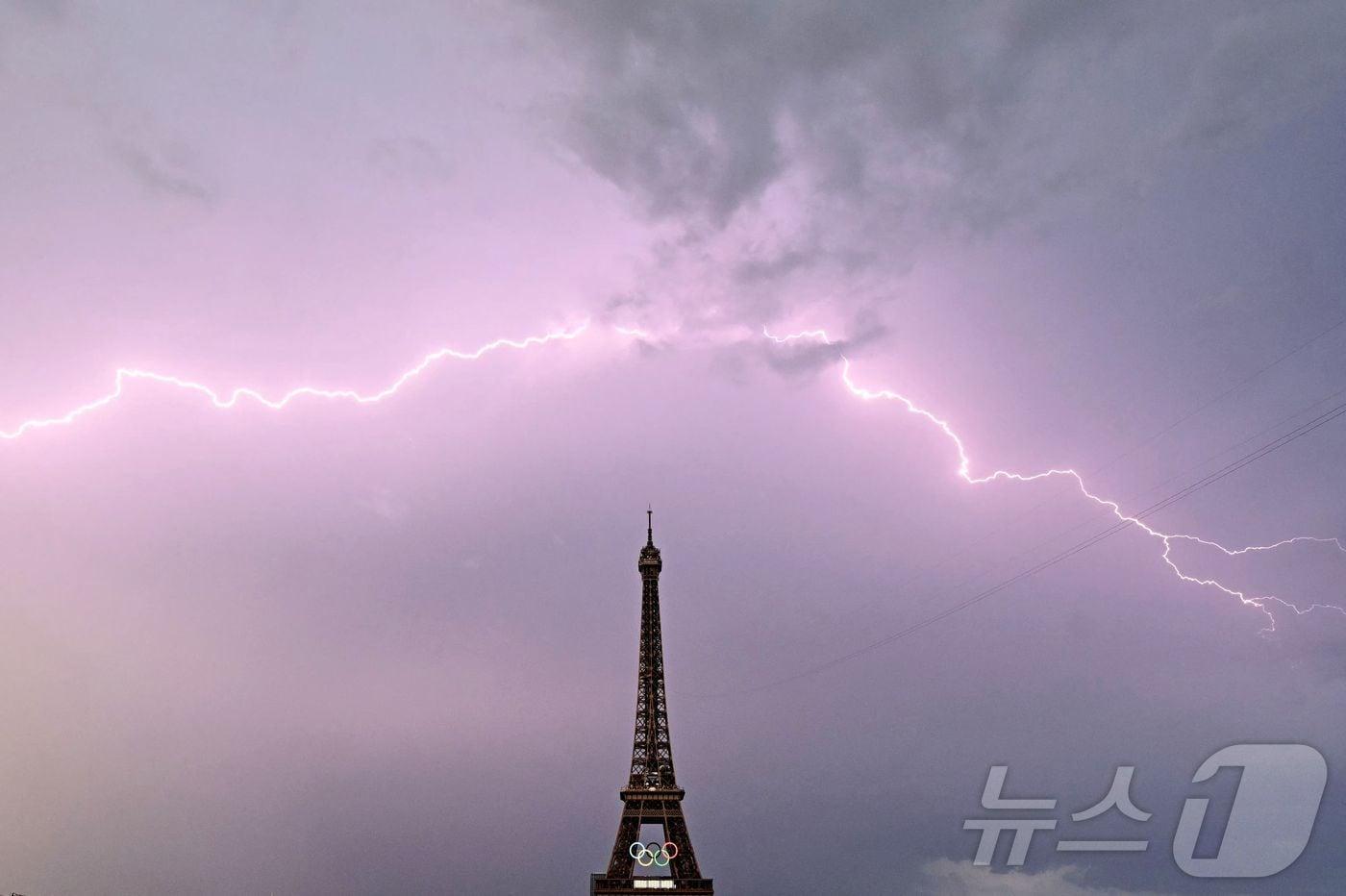 파리 올림픽 남자 경보 20km 결승대회가 치러질 에펠탑앞 트로카데로 광장 위로 번개가 치고 있다. (자료 사진) 2024.08.01 ⓒ AFP=뉴스1 ⓒ News1 김종훈기자