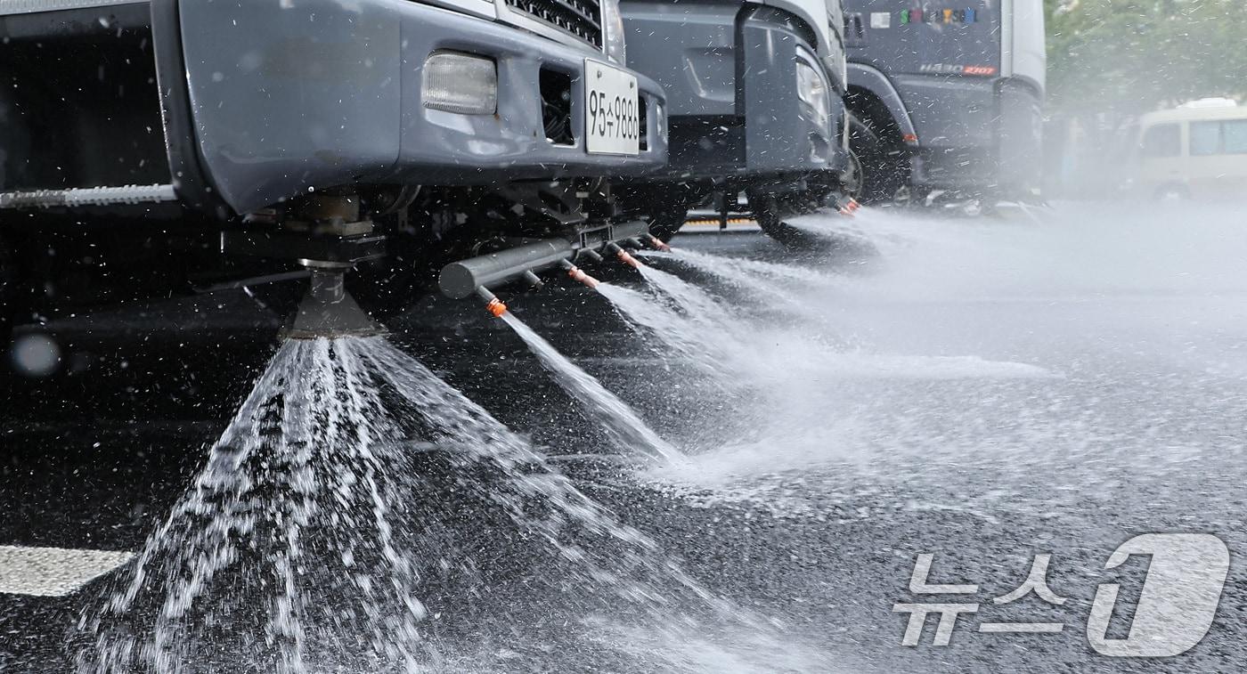 서울 중구 서울광장 앞에서 살수차가  도로 물청소를 하고 있다. 2024.8.1/뉴스1 ⓒ News1 김성진 기자