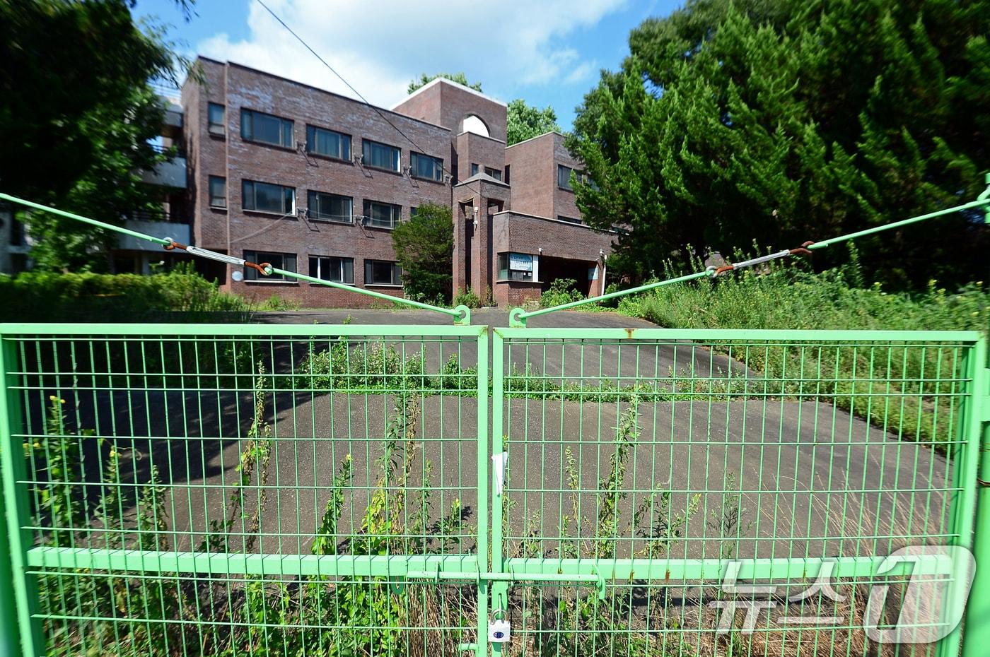 1일 오후 광주 광산구 송학동 유스호스텔의 문이 굳게 잠겨 있다. 2024.8.1/뉴스1 ⓒ News1 이승현 기자