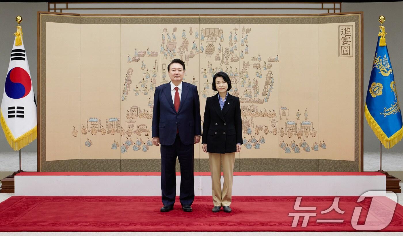 본문 이미지 - 윤석열 대통령이 1일 서울 용산 대통령실 청사 자유홀에서 열린 방송통신위원장 임명장 수여식에서 이진숙 방송통신위원장에게 임명장을 수여한 뒤 기념촬영을 하고 있다. (대통령실 제공) 2024.8.1/뉴스1 ⓒ News1 박지혜 기자