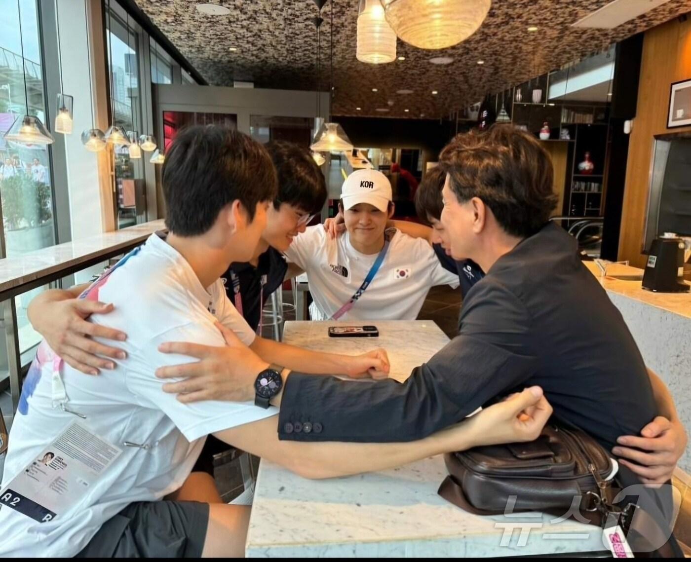 본문 이미지 - 김진태 강원도지사와 강원도청 소속 수영 선수들.(김진태 지사 SNS 캡처)