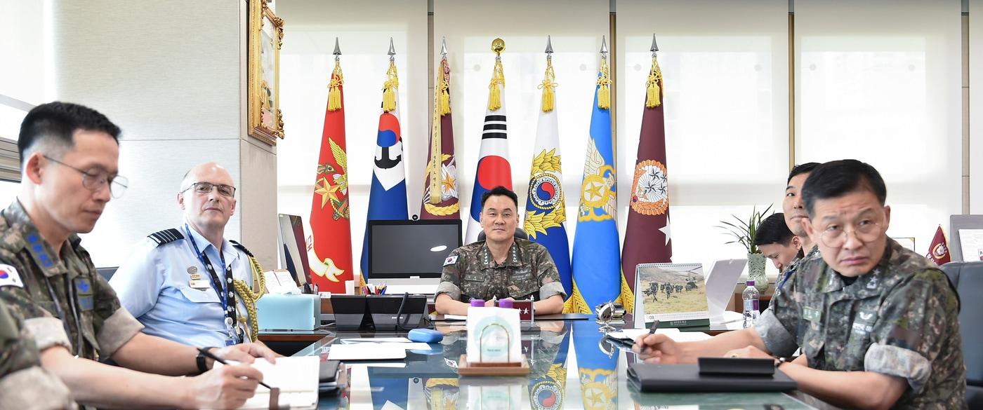 본문 이미지 - 김명수 합참의장이 1일 호주 신임 국방참모총장 데이비드 존스턴 해군대장과 공조통화를 하며, 역내 안보를 위한 양국의 군사 교류협력 방안에 대해 논의하고 있다.(합참 제공)