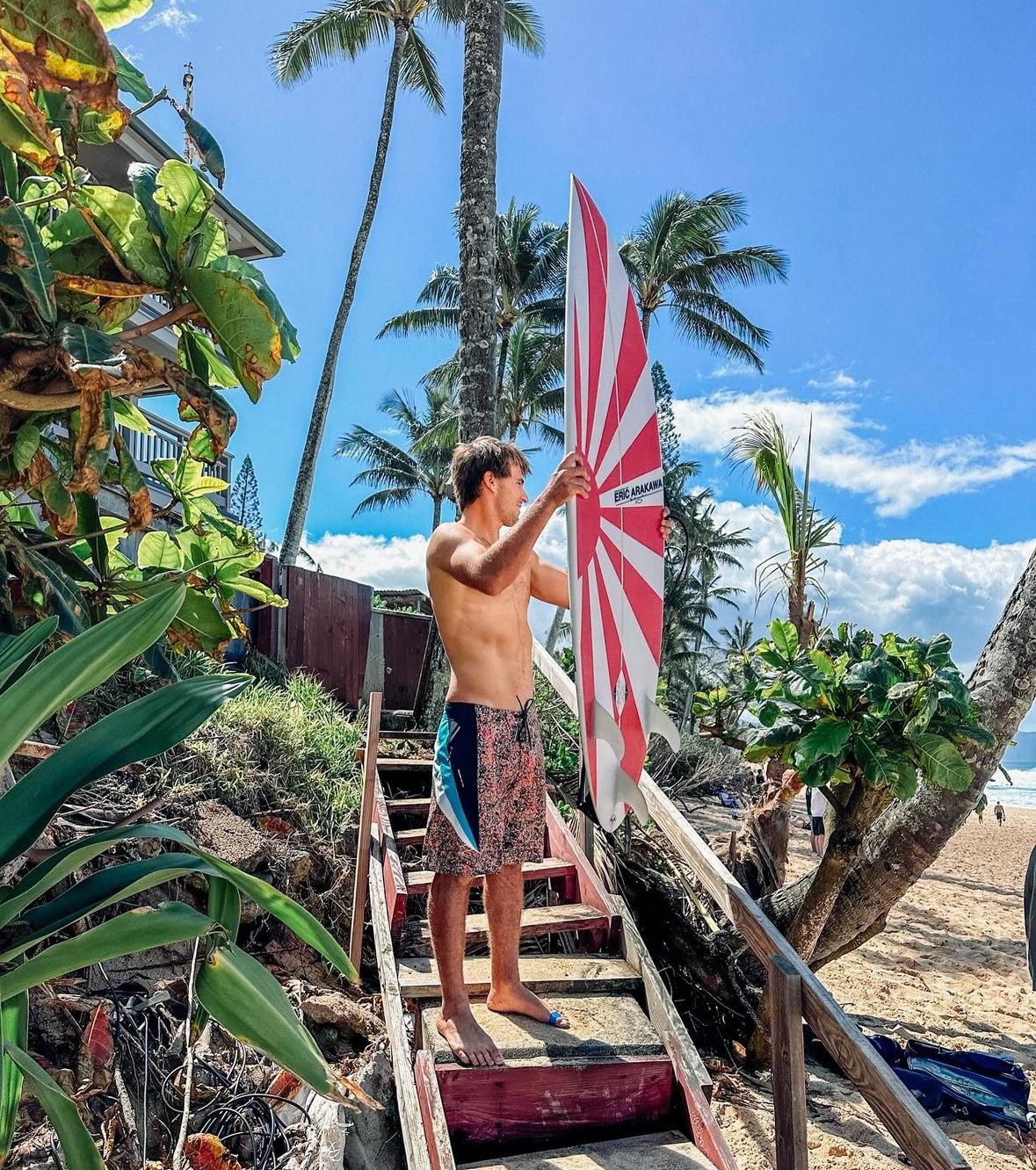 본문 이미지 - 욱일기 모양이 새겨진 서핑 보드를 들고 있는 잭 로빈슨.(잭 로빈슨 SNS 캡처)