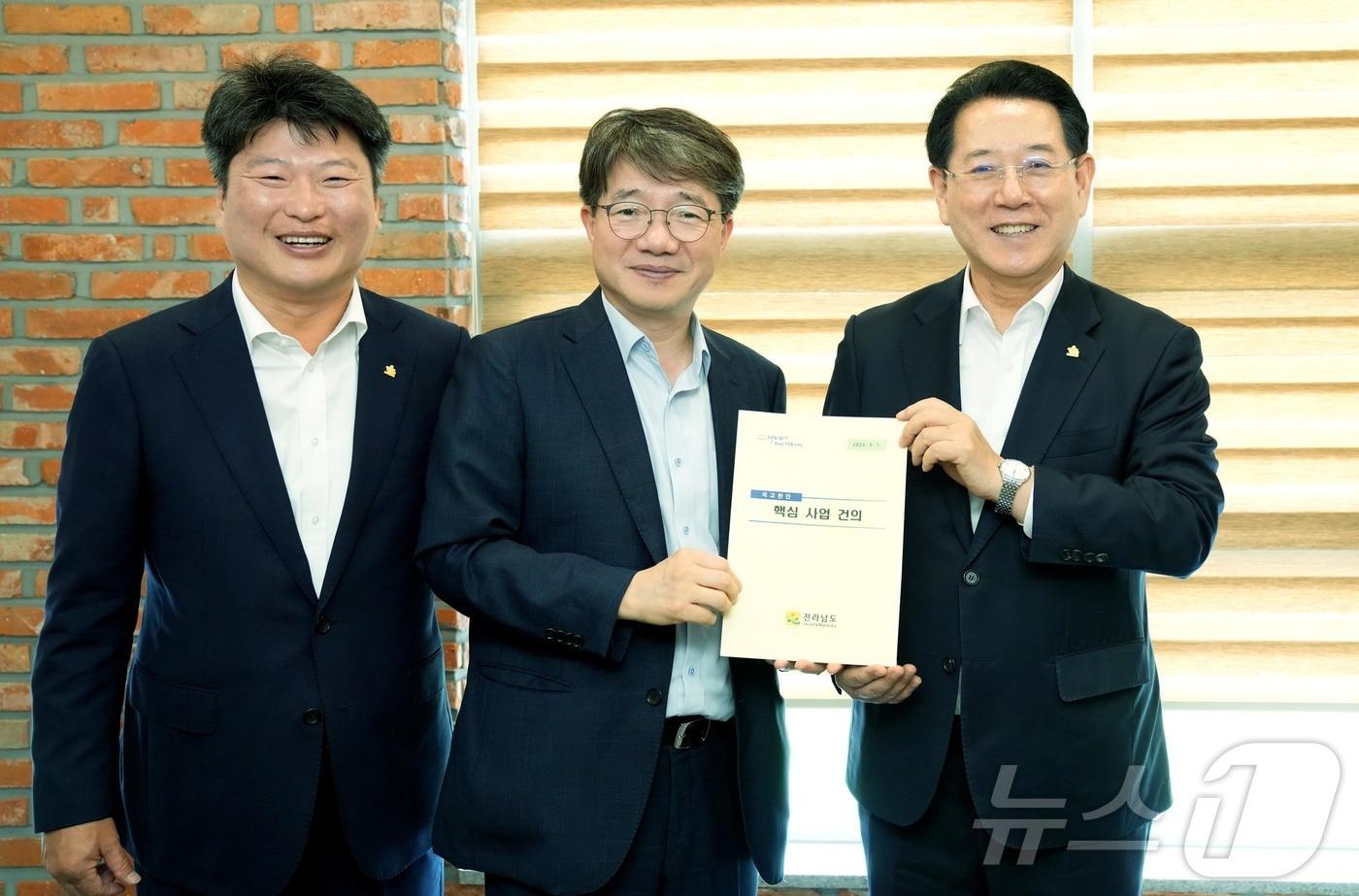 김영록 전라남도지사(오른쪽)가 1일 세종시에서 기재부 김동일 예산실장을 비롯해 예산심의관과 간담회에서 지역 현안사업에 대한 내년도 국비 지원을 강력히 요청한 뒤 전남의 주요 현안사업 건의 내용을 전달하고 있다.(전남도 제공) 2024.8.1/뉴스1 