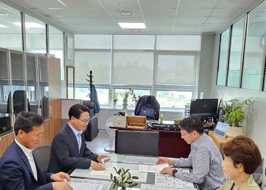 본문 이미지 - 심덕섭 고창군수가 2025년 국가예산 확보를 위해 1일 기획재정부와 행정안전부를 방문해 발품행정을 펼쳤다. 심 군수(왼쪽 두번째)가 기획재정부 조용범 사회예산심의관에게고창군 주요 사업을 설명하고 있다.(고창군 제공)2024.8.1/뉴스1