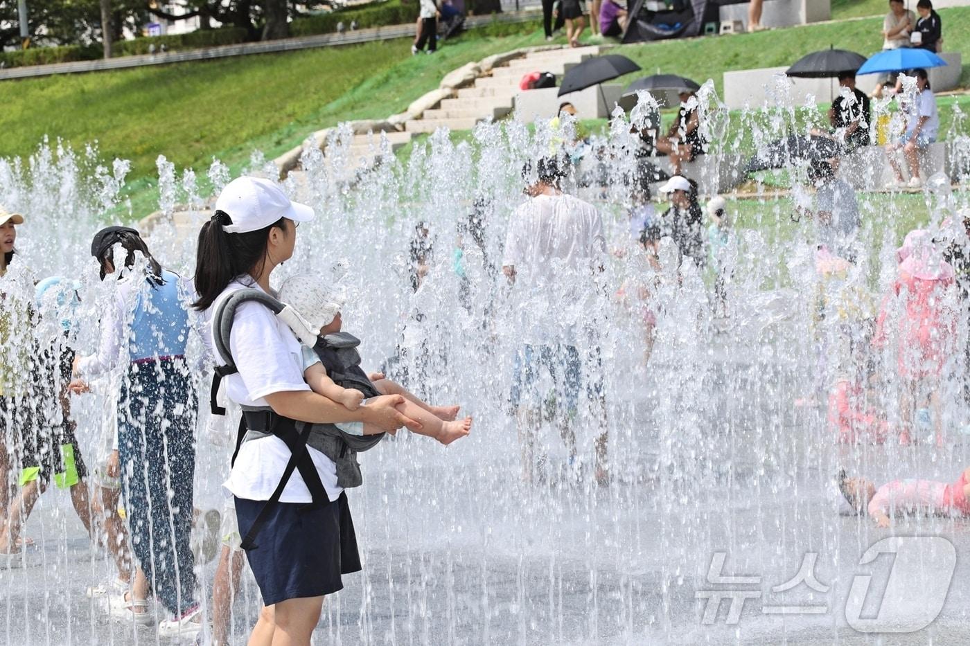 본문 이미지 - '물의 고장' 전북특별자치도 정읍에서 물을 테마로 '한 여름밤의 쿨한 물빛축제'가 개막됐다. 시원한 물줄기를 뿜고 있는 '미로분수'에서 시민들이 즐거워 하고 있다.(정읍시 제공)2024.8.1/뉴스1 
