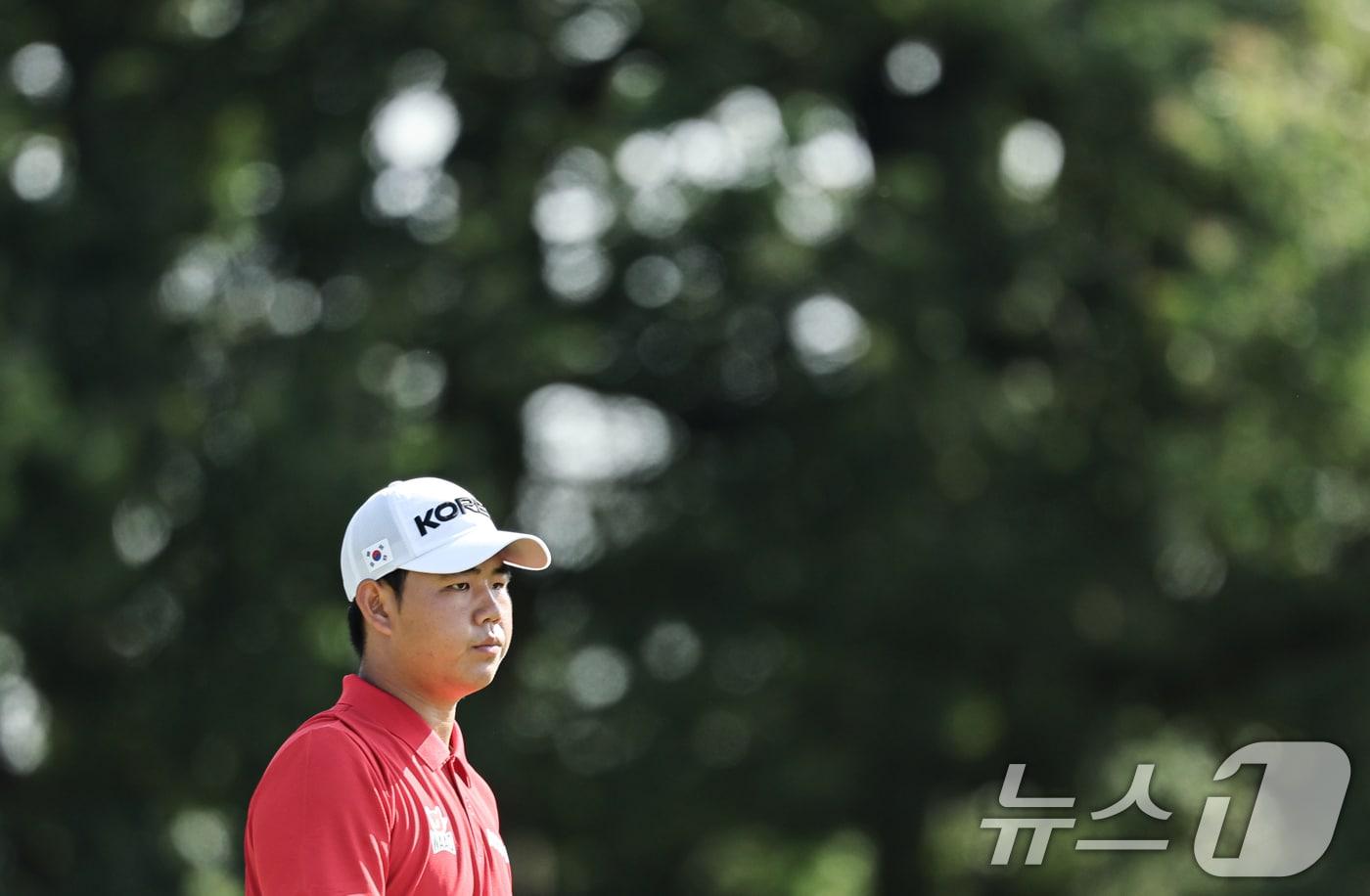 대한민국 골프대표팀 김주형이 1일&#40;한국시간&#41; 프랑스 파리 기앙쿠르에 위치한 르 골프 내셔널에서 열린 2024 파리올림픽 남자 골프 1라운드 3번홀에서 버디를 기록한 후 홀아웃 하고 있다. 2024.8.1/뉴스1 ⓒ News1 이동해 기자
