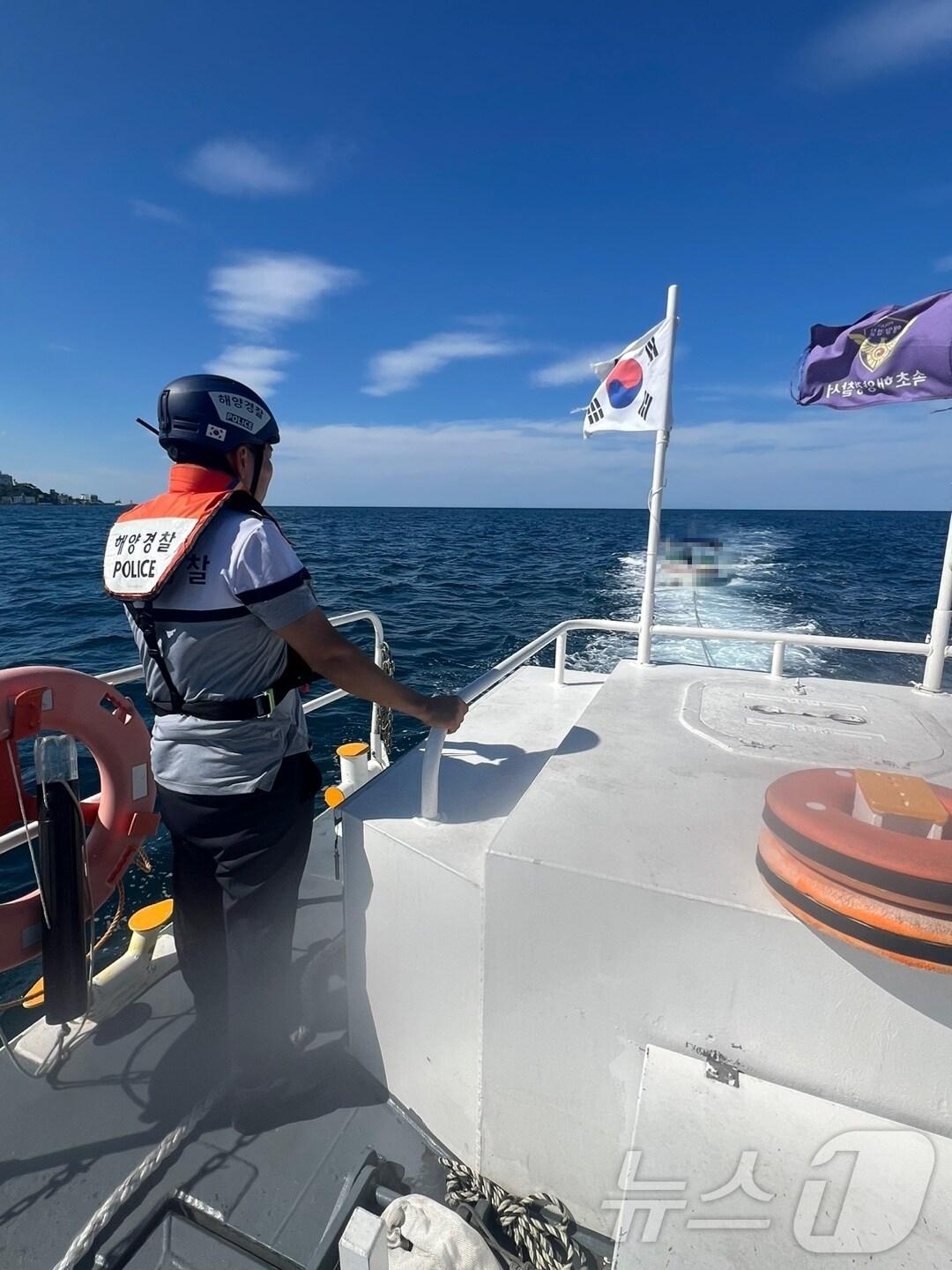 본문 이미지 - 1일 강원 강릉시 주문진읍 소돌항 인근 해상서 표류 중인 모터보트 구조하는 해경.(속초해경 제공) 2024.8.1/뉴스1