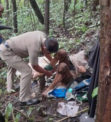 본문 이미지 - 인도 마하라슈트라주 신두두르그 지역의 한 숲 속에서 미국인 여성이 나무에 쇠사슬에 묶인 채 발견됐다. <출처= 엑스 갈무리>