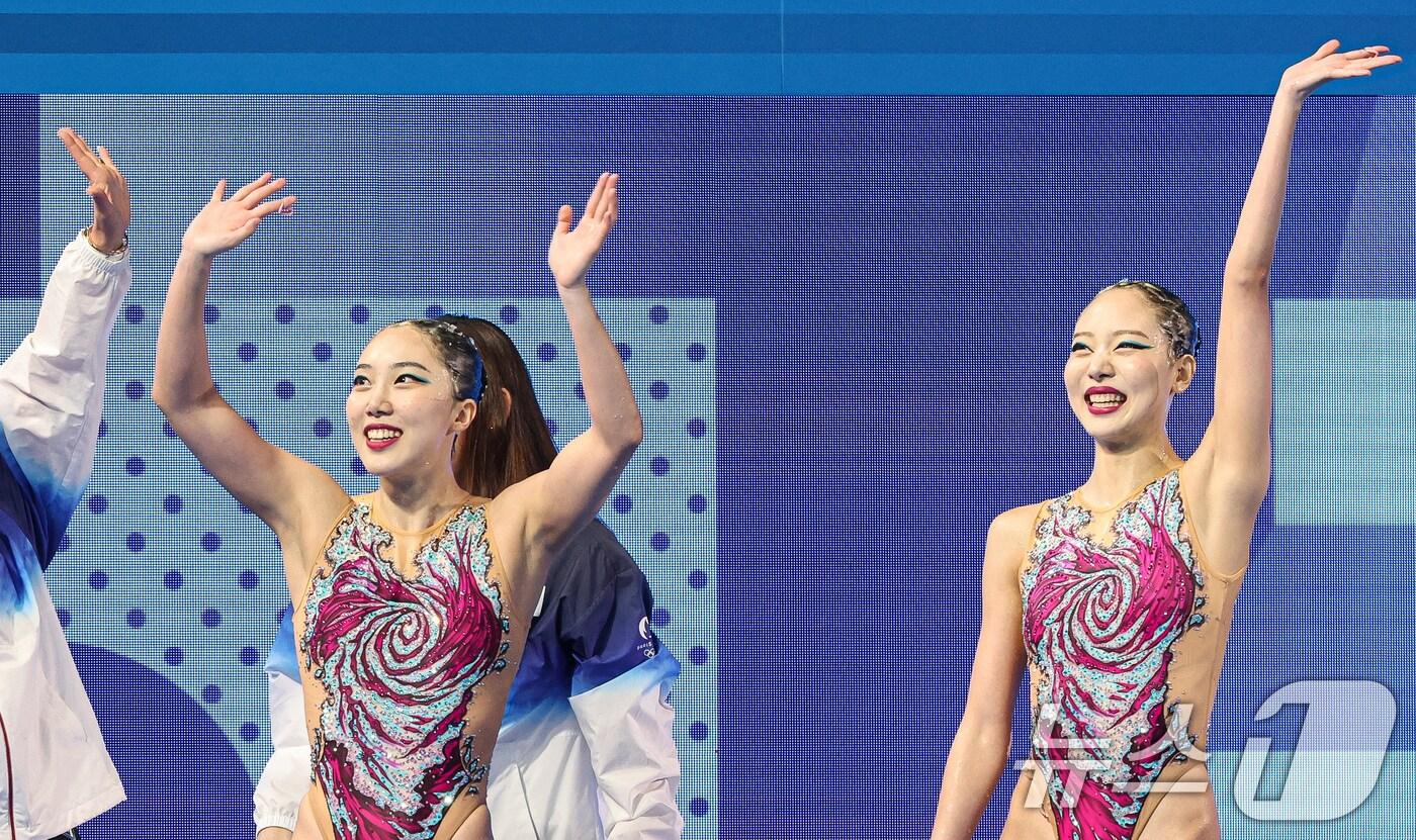 본문 이미지 - 대한민국 이리영과 허윤서가 10일(한국시간) 프랑스 파리 아쿠아틱 센터에서 진행된 2024 파리올림픽 아티스틱스위밍 듀엣 예선을 마친 후 인사하고 있다. 2024.8.10/뉴스1 ⓒ News1 이동해 기자