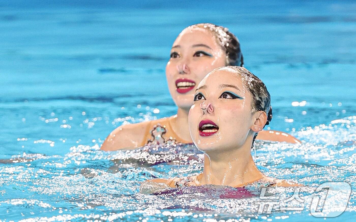 본문 이미지 - 대한민국 이리영과 허윤서가 10일(한국시간) 프랑스 파리 아쿠아틱 센터에서 진행된 2024 파리올림픽 아티스틱스위밍 듀엣 예선에서 연기를 펼치고 있다. 2024.8.10/뉴스1 ⓒ News1 이동해 기자