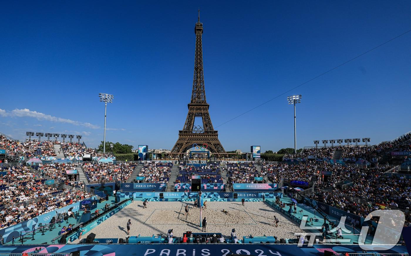 29일(한국시간) 프랑스 파리 샹드마르스 공원에 마련된 에펠탑 경기장에서 열린 2024 파리올림픽 비치발리볼 이탈리아와 호주의 경기가 진행되고 있다. 2024.7.29/뉴스1