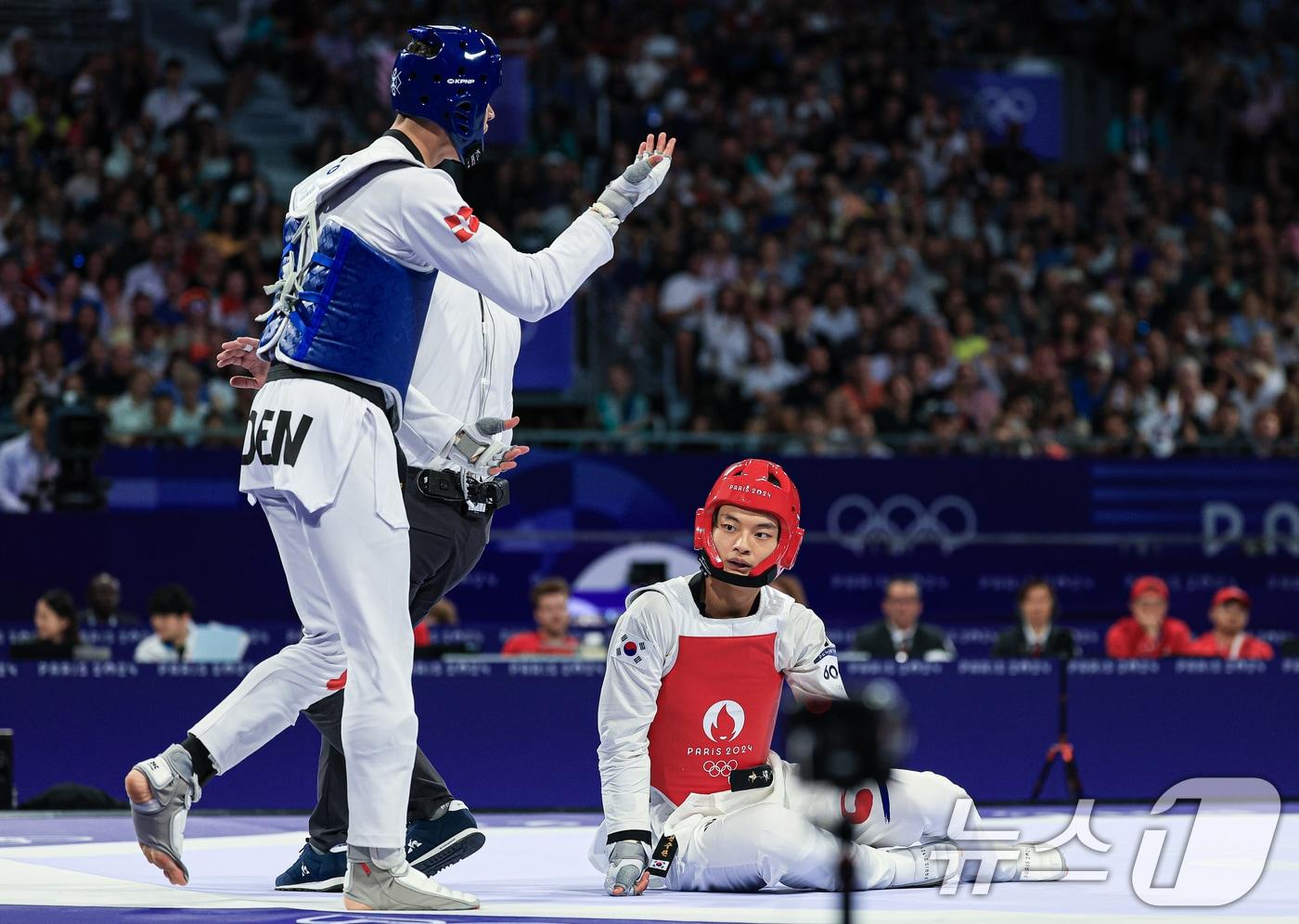 대한민국 태권도 국가대표팀 서건우 선수가 10일 오전(한국시간) 프랑스 파리 그랑 팔레에서 진행된 2024 파리올림픽 태권도 남자 80kg급 동메달 결정전에서 덴마크의 에디 흐르닉 선수와 자웅을 겨루고 있다. 2024.8.10/뉴스1 ⓒ News1 박정호 기자