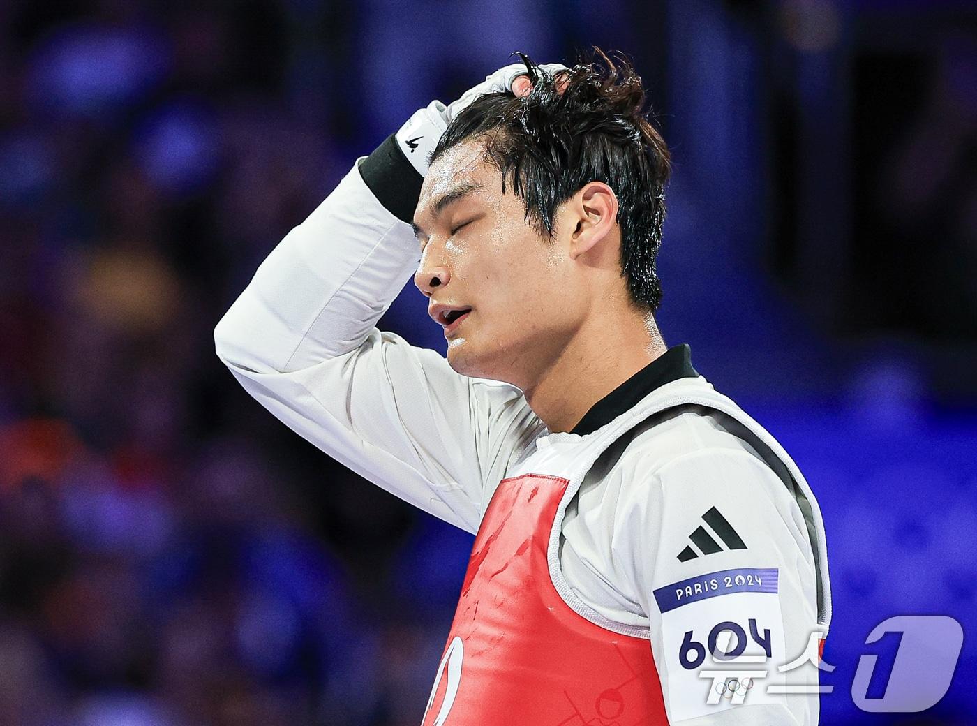 본문 이미지 - 대한민국 태권도 국가대표팀 서건우 선수가 10일 오전(한국시간) 프랑스 파리 그랑 팔레에서 진행된 2024 파리올림픽 태권도 남자 80kg급 동메달 결정전 덴마크의 에디 흐르닉 선수와의 경기를 패배한 후 아쉬워 하고 있다. 2024.8.10/뉴스1 ⓒ News1 박정호 기자