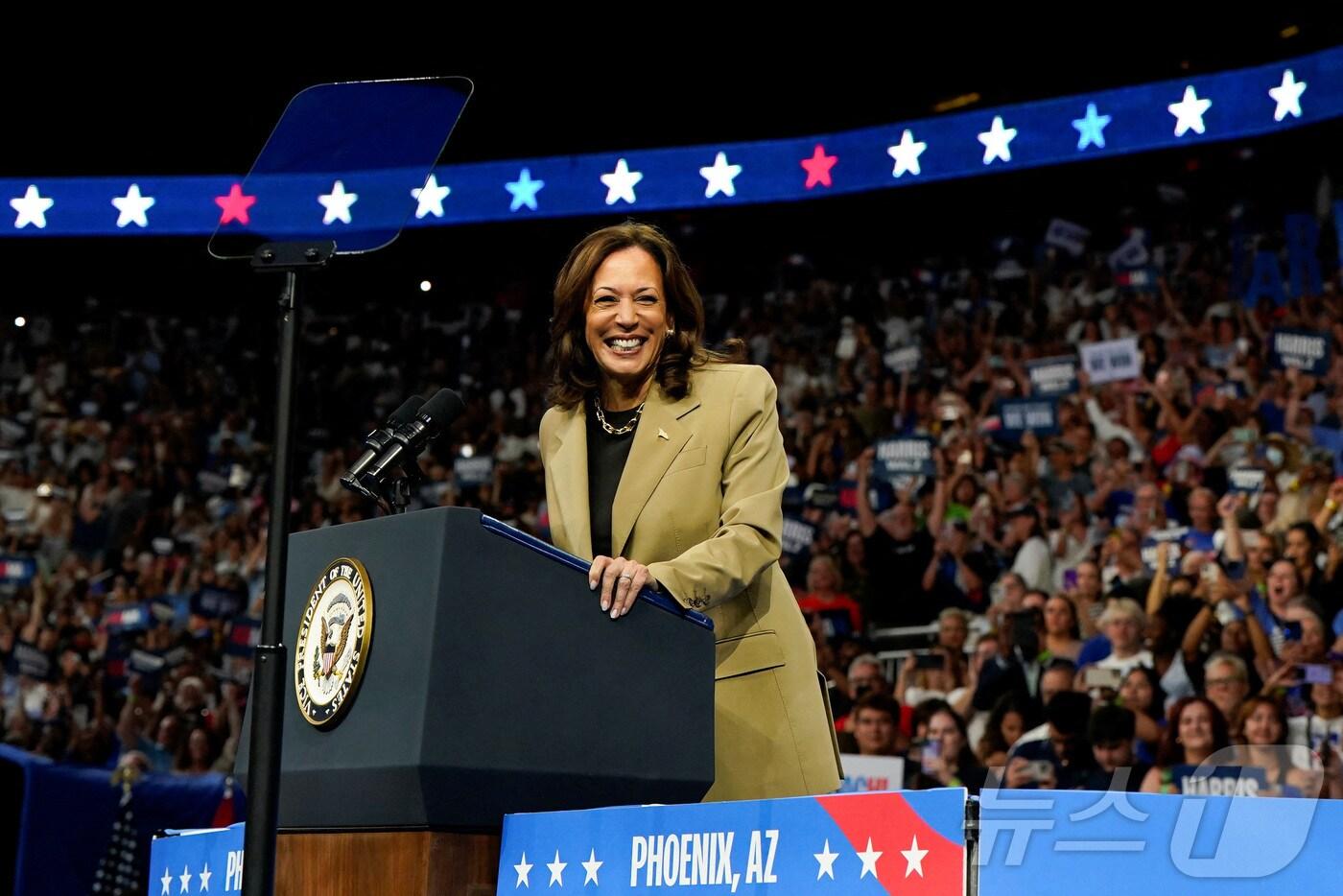 본문 이미지 - 9일(현지시간) 미국 애리조나주 글렌데일에서 카멀라 해리스 미국 부통령 겸 민주당 대선 후보가 연단에 서 있다. 2024.08.09/ ⓒ 로이터=뉴스1 ⓒ News1 권진영 기자