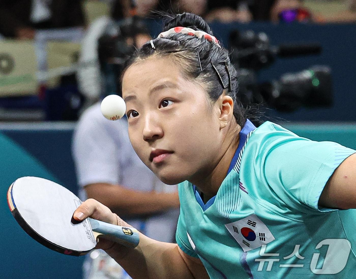 본문 이미지 - 대한민국 탁구 대표팀 신유빈이 10일&#40;한국시간&#41; 프랑스 파리 사우스 파리 아레나4에서 열린 &#39;2024 파리올림픽&#39; 탁구 여자 단체 동메달 결정전 독일의 완위안, 샤샤오나와 맞대결을 펼치고 있다. 2024.8.10/뉴스1 ⓒ News1 이동해 기자