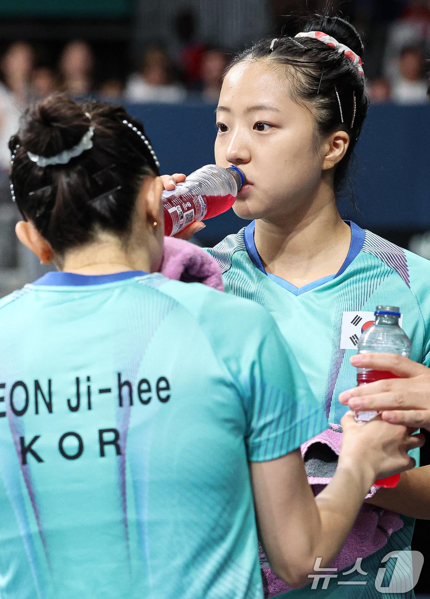 본문 이미지 - 대한민국 탁구 대표팀 신유빈, 전지희가 10일(한국시간) 프랑스 파리 사우스 파리 아레나4에서 열린 '2024 파리올림픽' 탁구 여자 단체 동메달 결정전 독일의 완위안, 샤샤오나와의 경기에서 음료를 마시고 있다. 2024.8.10/뉴스1 ⓒ News1 이동해 기자