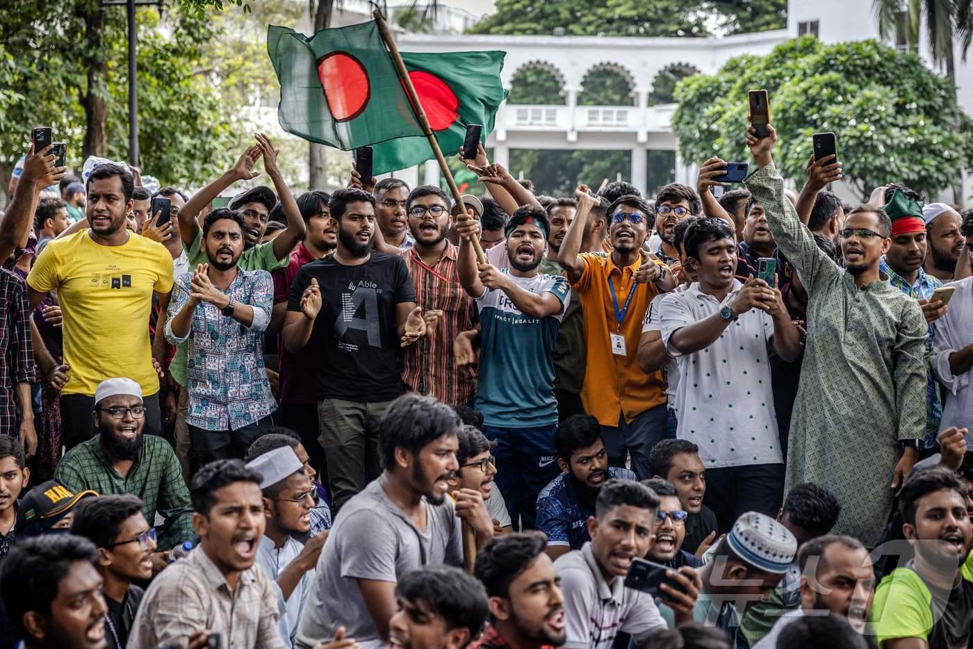 방글라데시 대학생들이 10일 다카시내 대법원앞에서 오바이둘 하산 대법원장의 사퇴를 촉구하고 있다. 현지 잠무나TV 방송은 대법원장이 학생들의 최후 통첩에 사임하기로 '원칙적 합의'를 했다고 보도했다. 하산 대법원장은 축출된 셰이크 하시나 전 총리의 최측근 '충성파'로 알려졌다. 2024.0810 ⓒ AFP=뉴스1 ⓒ News1 권진영기자