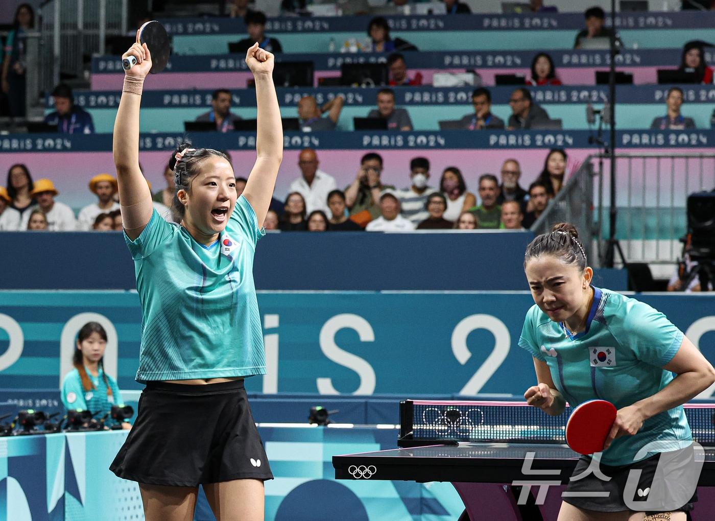 본문 이미지 - 대한민국 탁구 대표팀 신유빈, 전지희가 10일(한국시간) 프랑스 파리 사우스 파리 아레나4에서 열린 '2024 파리올림픽' 탁구 여자 단체 동메달 결정전 독일의 완위안, 샤샤오나와의 경기에서 득점한 후 기뻐하고 있다. 2024.8.10/뉴스1 ⓒ News1 이동해 기자