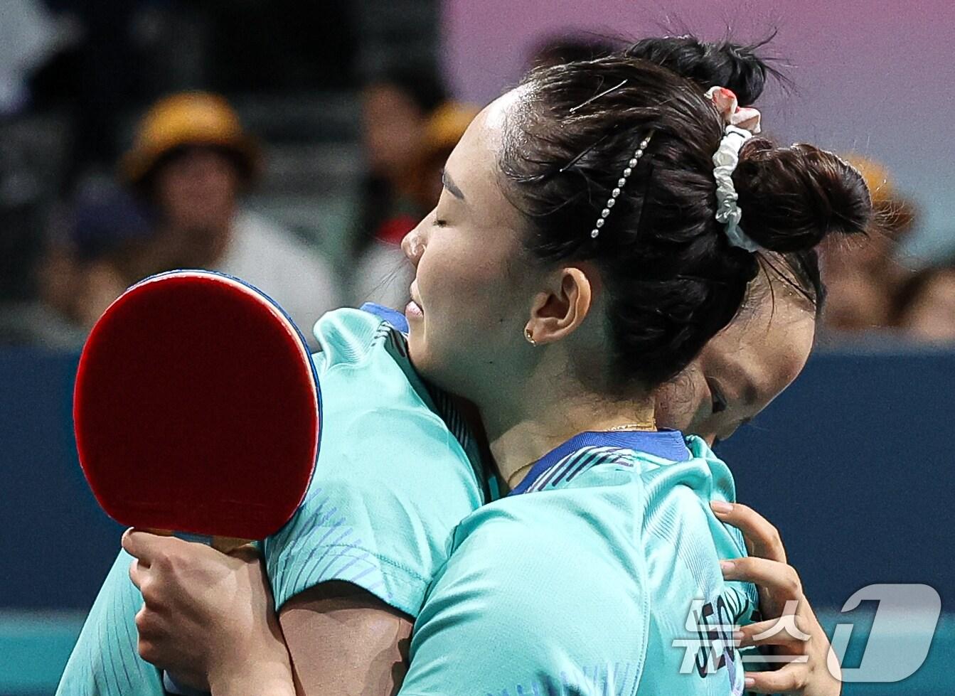 본문 이미지 - 대한민국 탁구 대표팀 신유빈, 전지희가 10일(한국시간) 프랑스 파리 사우스 파리 아레나4에서 열린 '2024 파리올림픽' 탁구 여자 단체 동메달 결정전 독일의 완위안, 샤샤오나와의 경기에서 승리한 후 기뻐하고 있다. 2024.8.10/뉴스1 ⓒ News1 이동해 기자