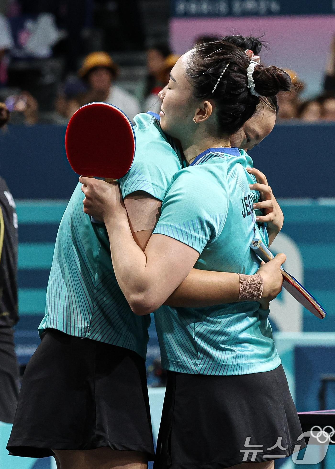 본문 이미지 - 대한민국 탁구 대표팀 신유빈, 전지희가 10일(한국시간) 프랑스 파리 사우스 파리 아레나4에서 열린 '2024 파리올림픽' 탁구 여자 단체 동메달 결정전 독일의 완위안, 샤샤오나와의 경기에서 승리한 후 기뻐하고 있다. 2024.8.10/뉴스1 ⓒ News1 이동해 기자