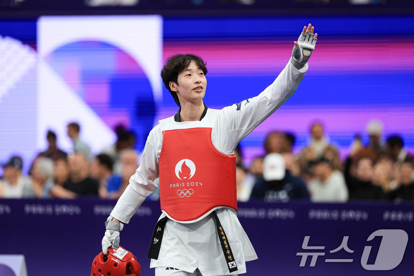대한민국 태권도 국가대표팀 이다빈 선수가 10일 오후(한국시간) 프랑스 파리 그랑 팔레에서 진행된 2024 파리올림픽 태권도 여자 +67kg급 16강 체코의 페트라 스톨보바 선수와의 경기에 입장하고 있다. 2024.8.10/뉴스1 ⓒ News1 박정호 기자