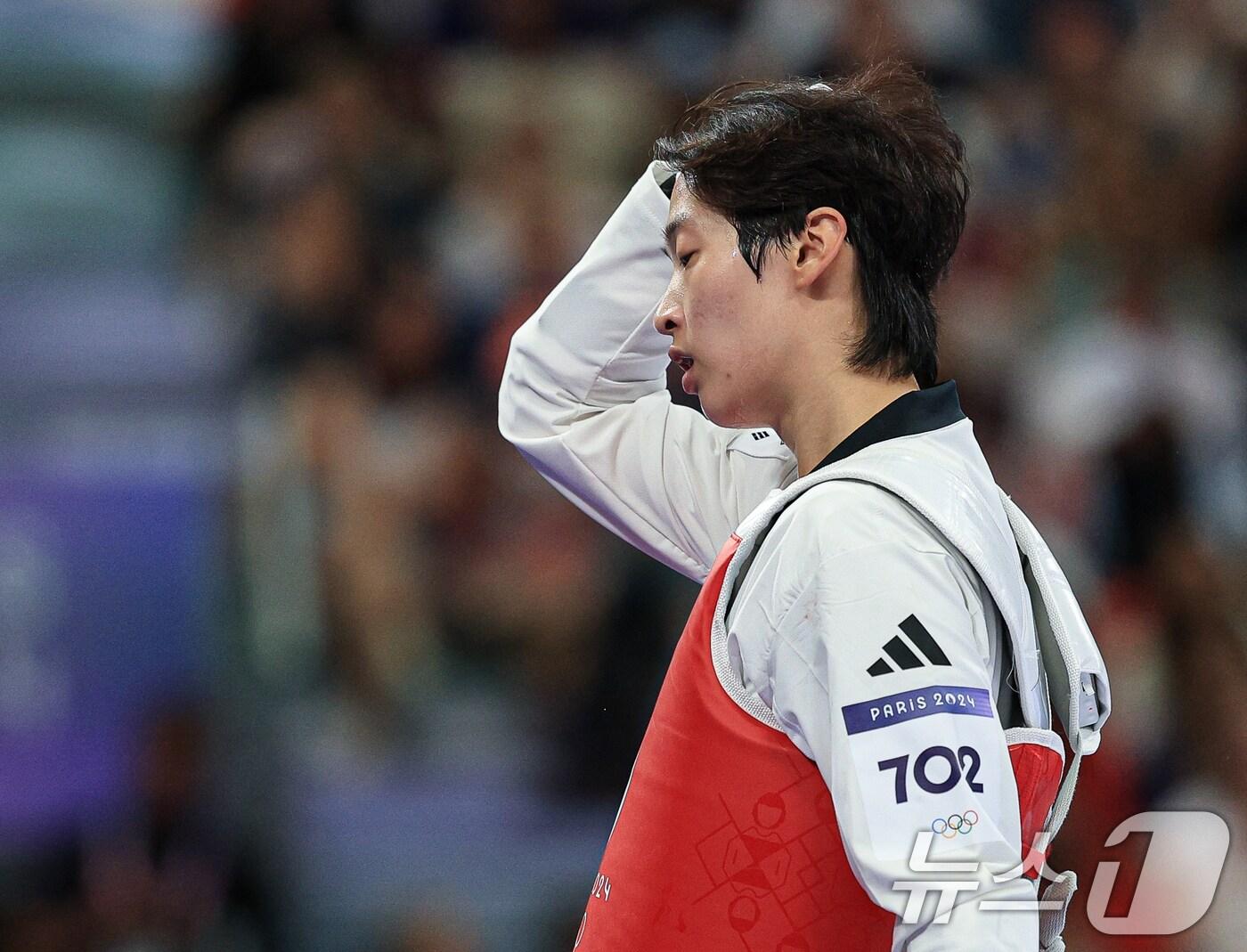 본문 이미지 - 대한민국 태권도 국가대표팀 이다빈 선수가 10일 오후(한국시간) 프랑스 파리 그랑 팔레에서 진행된 2024 파리올림픽 태권도 여자 +67kg급 16강 체코의 페트라 스톨보바 선수와의 경기에서 승리한 후 경기장을 나서고 있다. 2024.8.10/뉴스1 ⓒ News1 박정호 기자