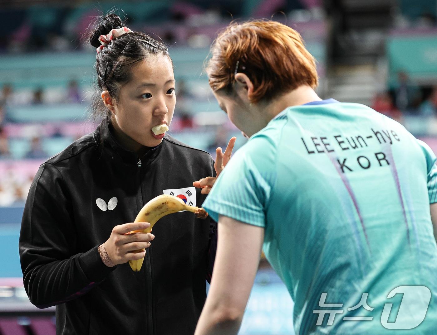 본문 이미지 - 대한민국 탁구 대표팀 이은혜가 10일(한국시간) 프랑스 파리 사우스 파리 아레나4에서 열린 '2024 파리올림픽' 탁구 여자 단체 동메달 결정전 독일의 아네트 카우프만과의 경기에서 신유빈의 조언을 듣고 있다. 2024.8.10/뉴스1 ⓒ News1 이동해 기자