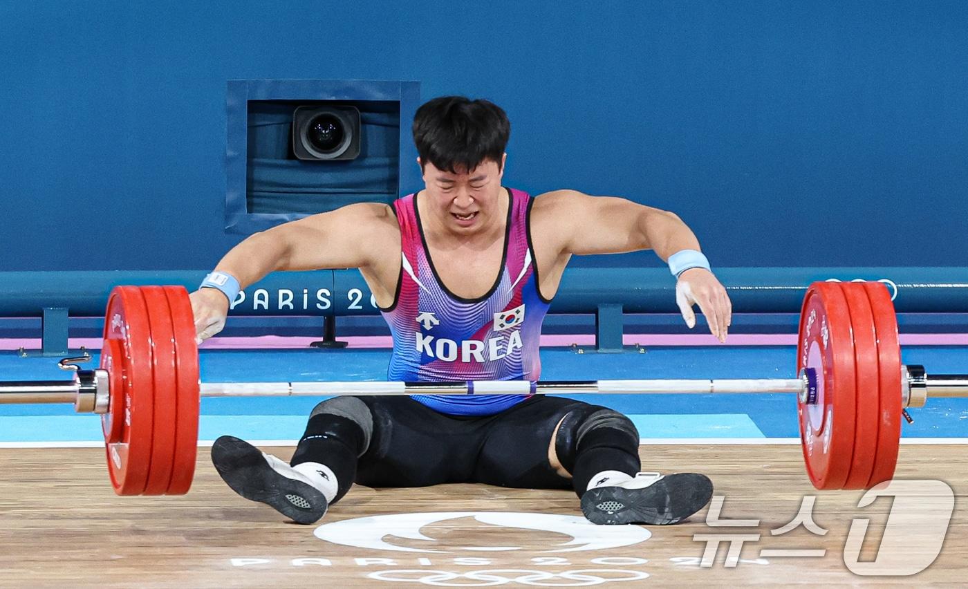 대한민국 역도 국가대표팀 장연학 선수가 10일(한국시간) 프랑스 파리 사우스 파리 아레나6에서 진행된 2024 파리올림픽 역도 남자 102kg급 경기에서 인상 180kg 3차시기에 실패하고 있다. 2024.8.10/뉴스1 ⓒ News1 이동해 기자