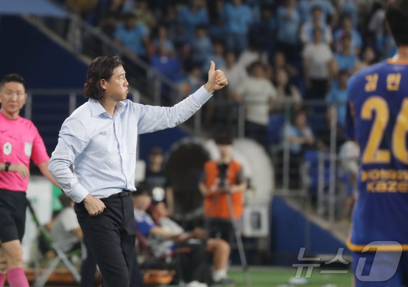 본문 이미지 - 김판곤 울산HD 신임 감독이 10일 오후 울산문수축구경기장에서 열린 '하나원큐 K리그1 2024' 26라운드 울산HD와 대구FC의 경기 중에 선수들에게 엄지를 치켜세우고 있다.2024.8.10/뉴스1 ⓒ News1 김지혜 기자