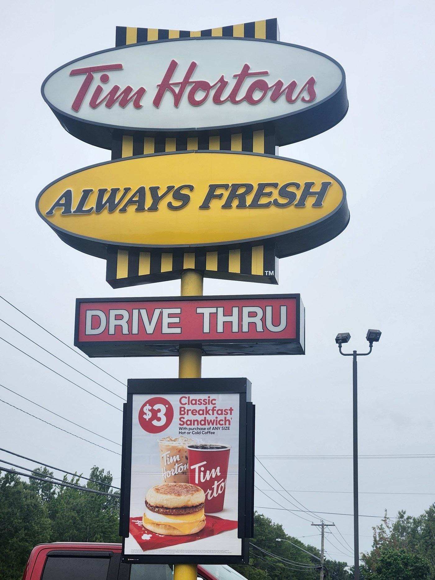 본문 이미지 - 팀홀튼은 커피를 주문할 경우 아침 샌드위치를 3달러에 제공하는 신 메뉴를 출시했고, 플렛 브레드 피자를 개발하여 저렴한 가격에 피자를 맛볼 수 있게 하였다. 2024.08. 09/ ⓒ 뉴스1 김남희 통신원