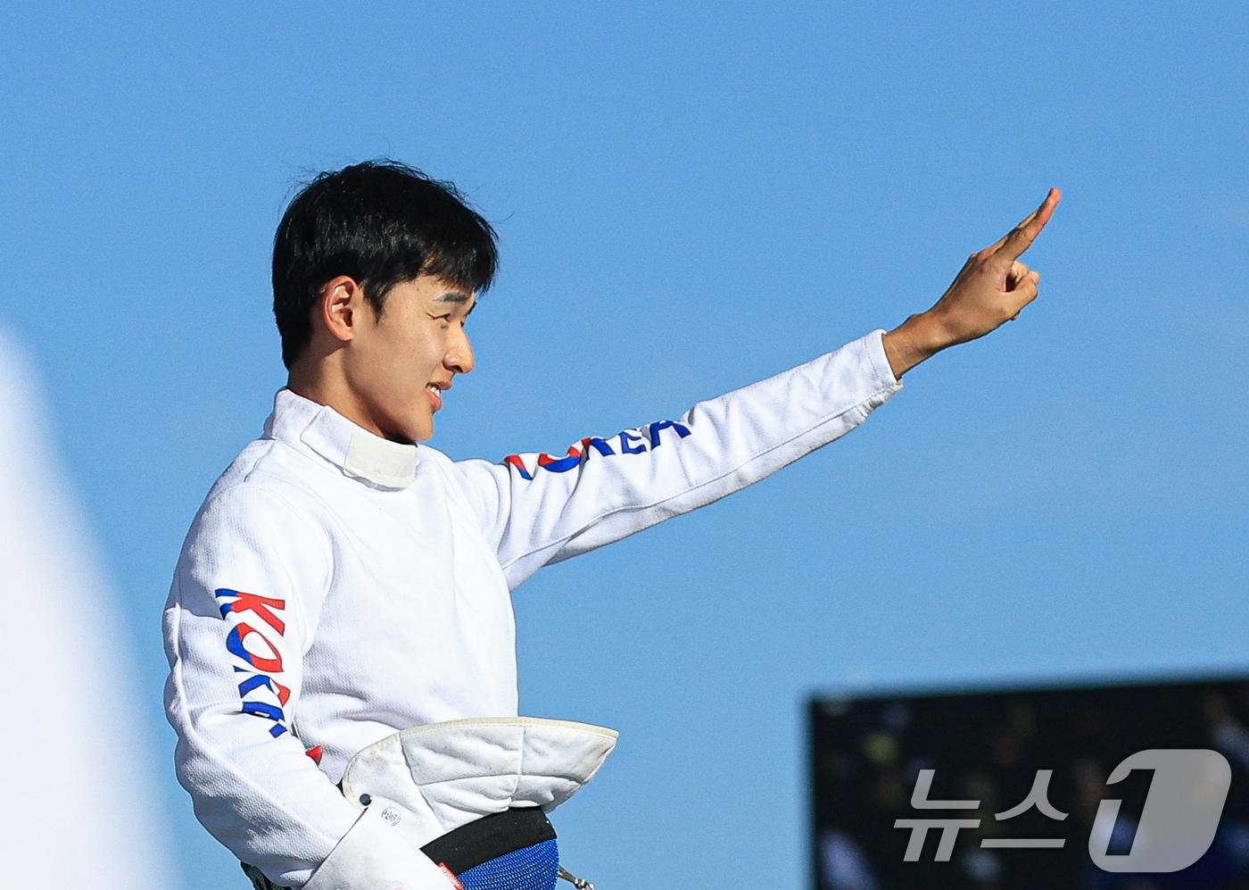 본문 이미지 - 대한민국 근대5종 대표팀 전웅태가 11일(한국시간) 프랑스 파리 베르사유 궁전에서 진행된 2024 파리올림픽 근대5종 남자 결승 펜싱 보너스 라운드에 출전하고 있다. 2024.8.11/뉴스1 ⓒ News1 박정호 기자