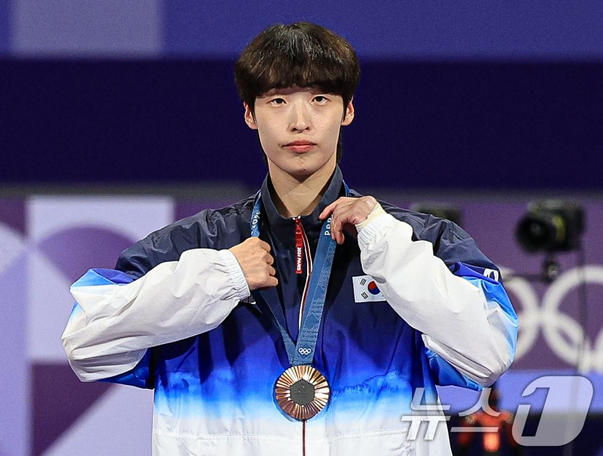 본문 이미지 - 대한민국 태권도 국가대표팀 이다빈 선수가 11일 오전(한국시간) 프랑스 파리 그랑 팔레에서 진행된 2024 파리올림픽 태권도 여자 +67kg급 메달 시상식에서 동메달을 목에 걸고 있다. 2024.8.11/뉴스1 ⓒ News1 박정호 기자