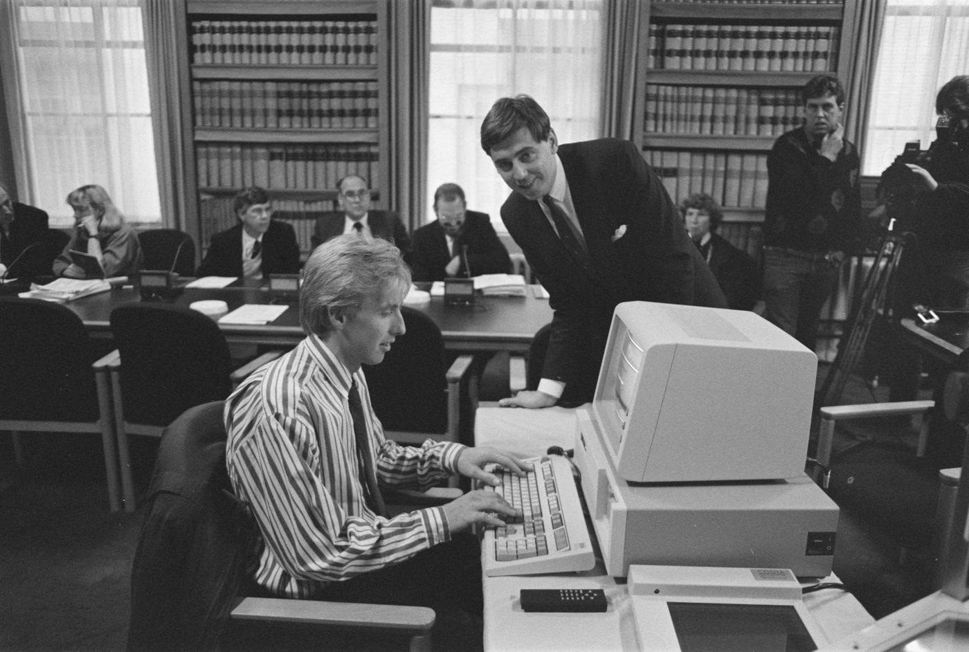 IBM PC. (출처: Rob Croes for Anefo, CC0, 흑백사진(1987), Wikimedia Commons, Public Domain Dedication)