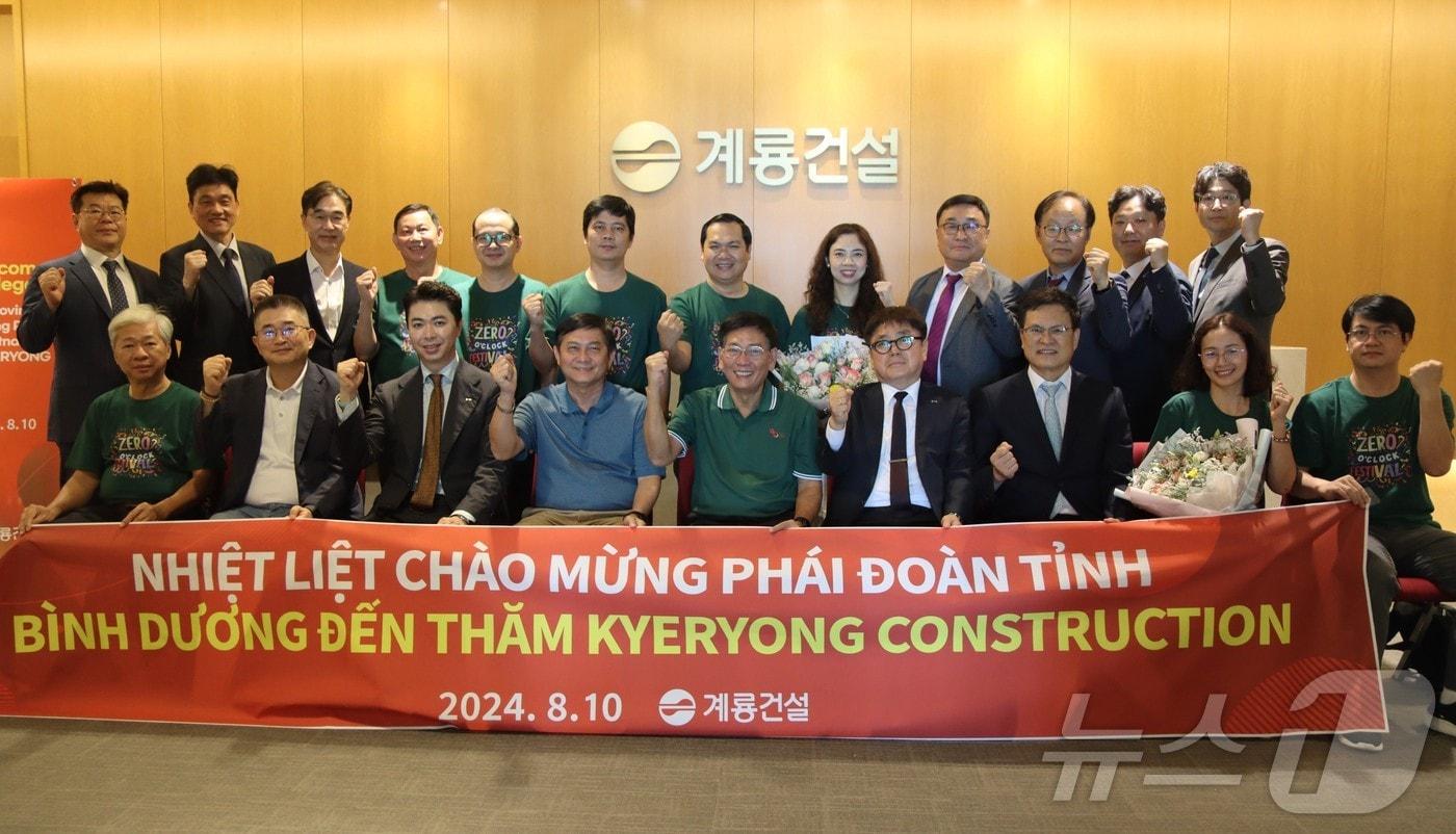 본문 이미지 - 앞줄 왼쪽 3번째부터 오태식 계룡건설 사장, 베트남 빈증성 응웬 반 록 인민의회 의장, 마이 홍 중 수석부성장, 윤길호 계룡건설 사장.(계룡건설 제공)